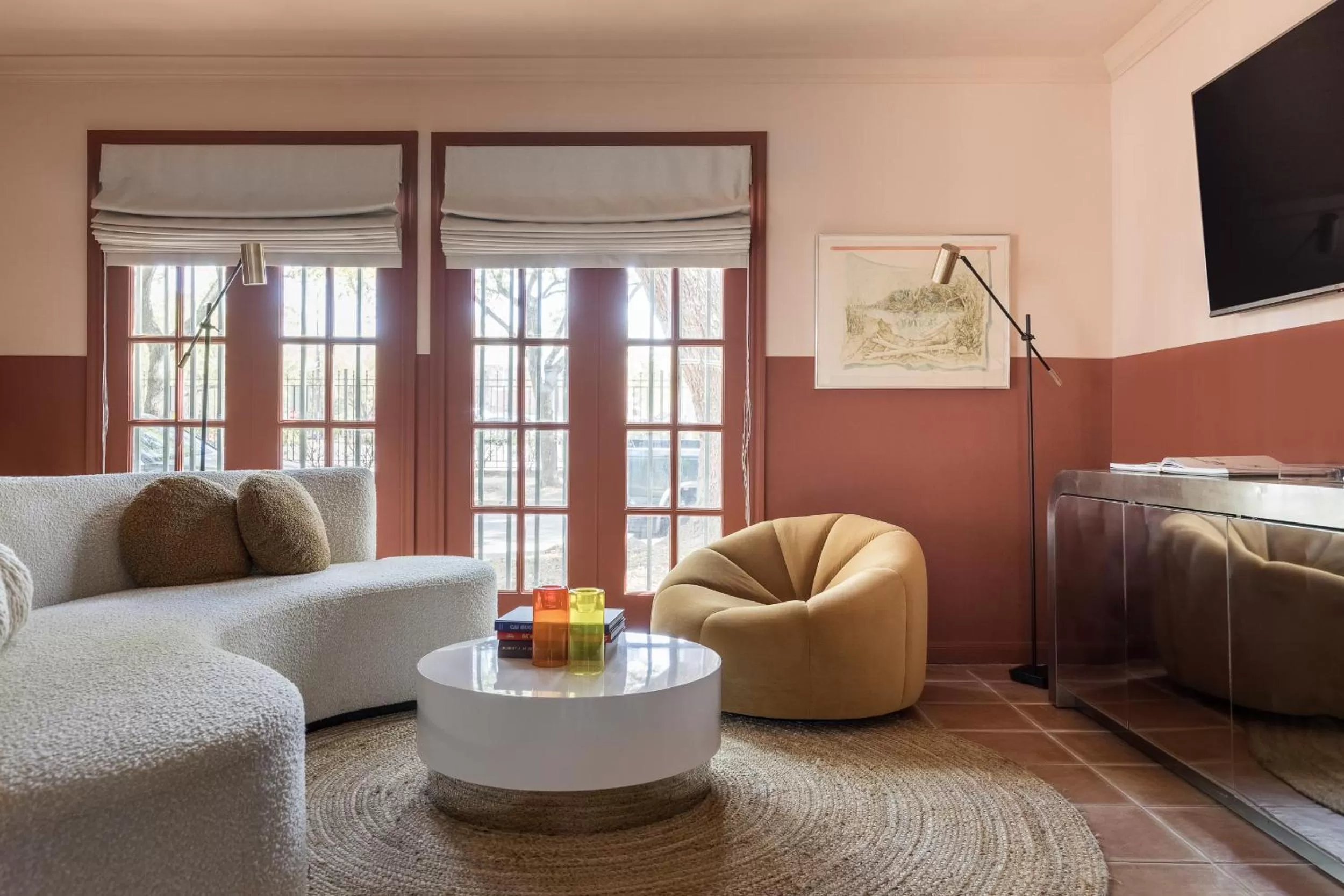 Living room, Bed in La Colombe d'Or Hotel