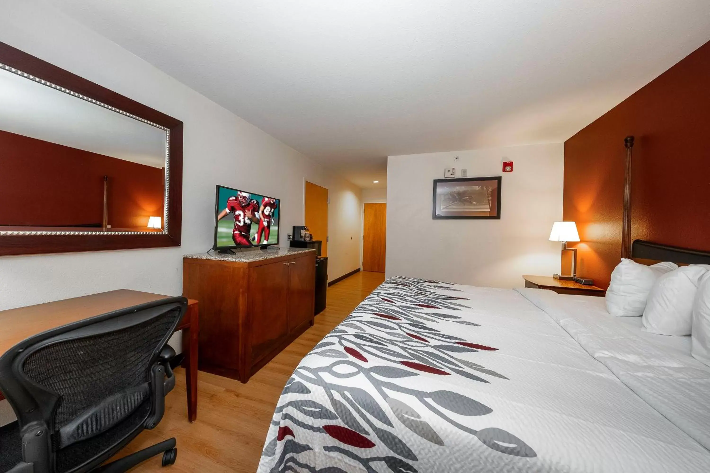 Photo of the whole room, TV/Entertainment Center in Red Roof Inn & Suites Biloxi-Ocean Springs