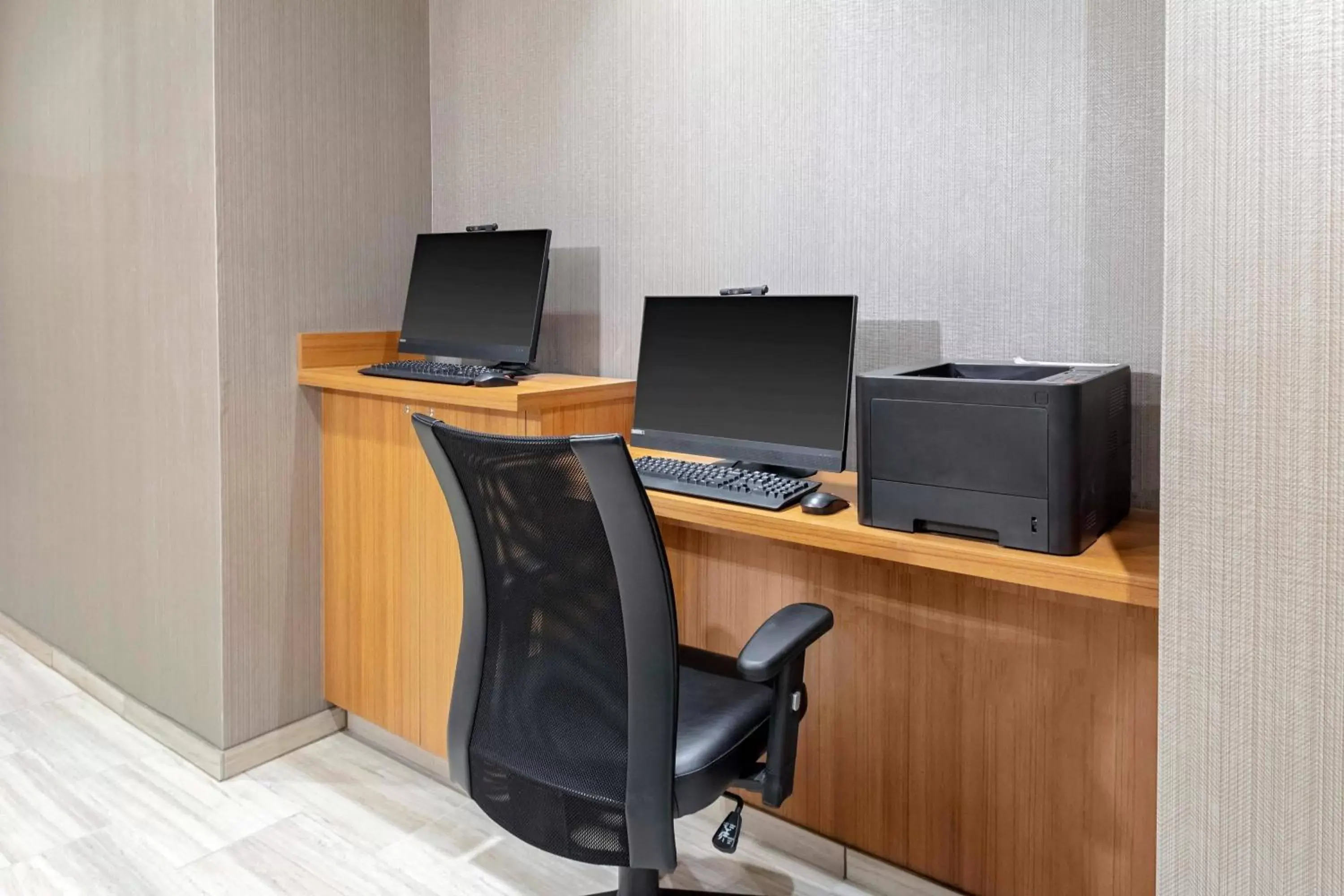 Business facilities, TV/Entertainment Center in SpringHill Suites by Marriott Kansas City Plaza