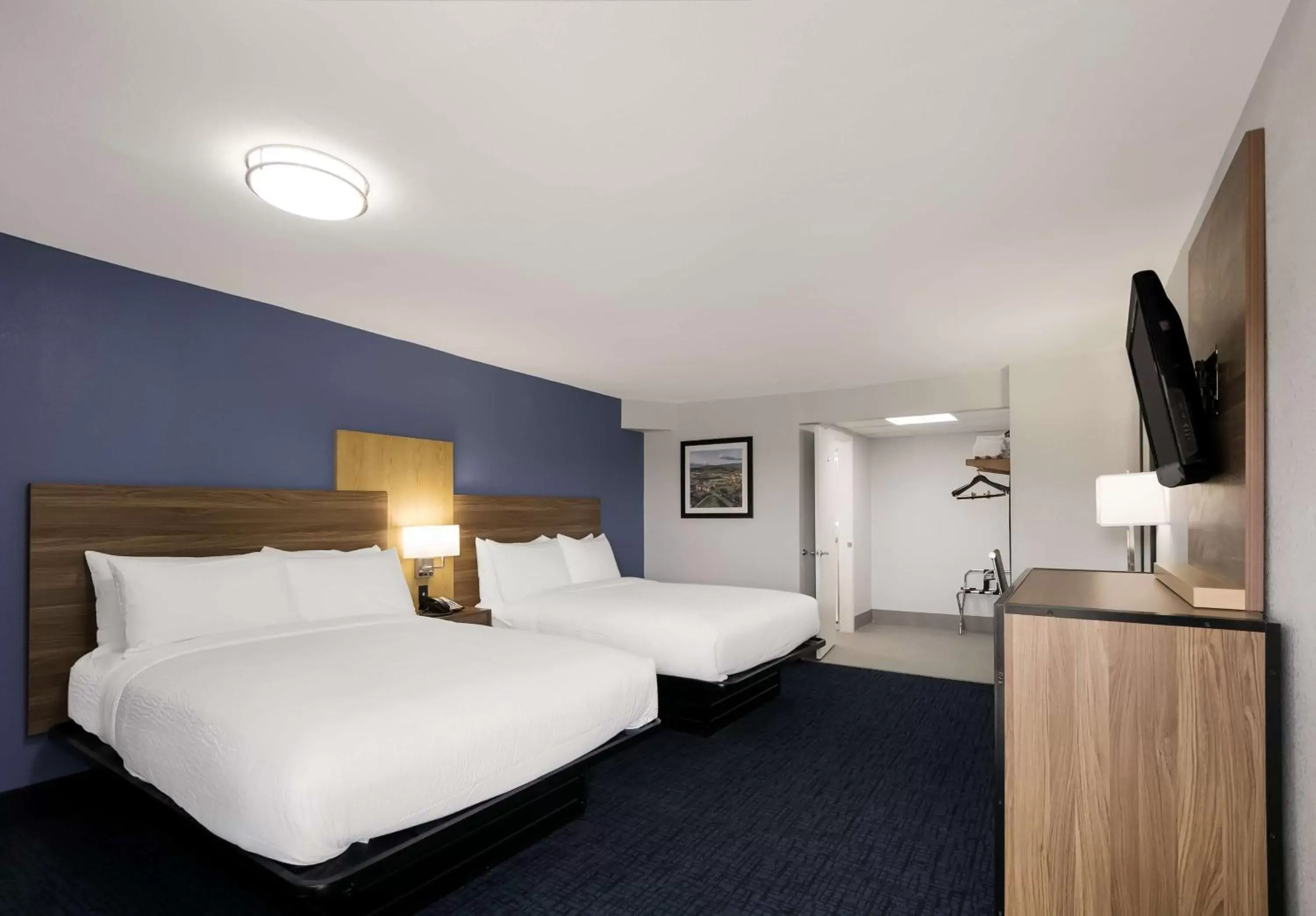 Bedroom, Bed in SureStay Plus by Best Western Pigeon Forge