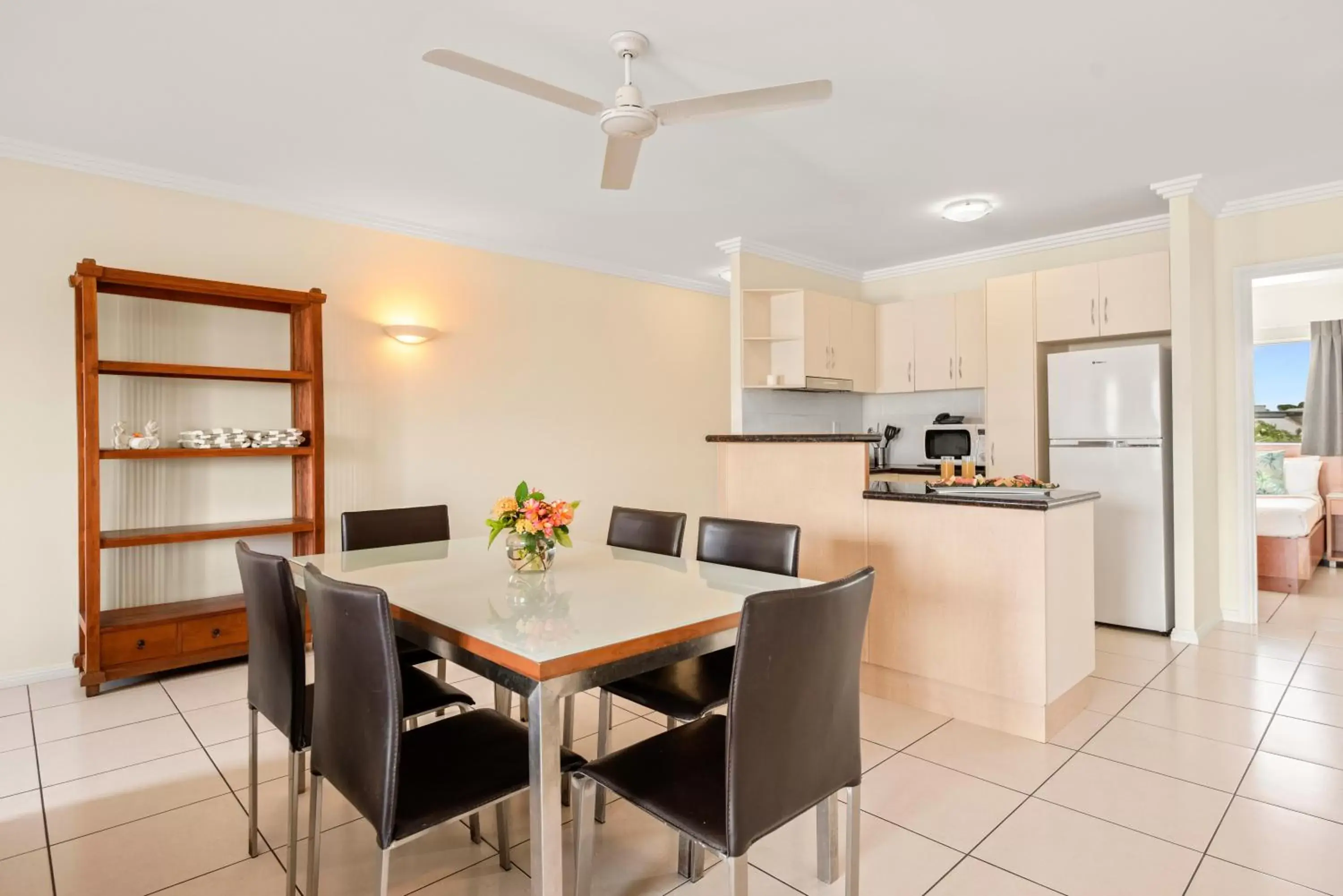 Kitchen or kitchenette, Dining Area in Bay Village Tropical Retreat & Apartments