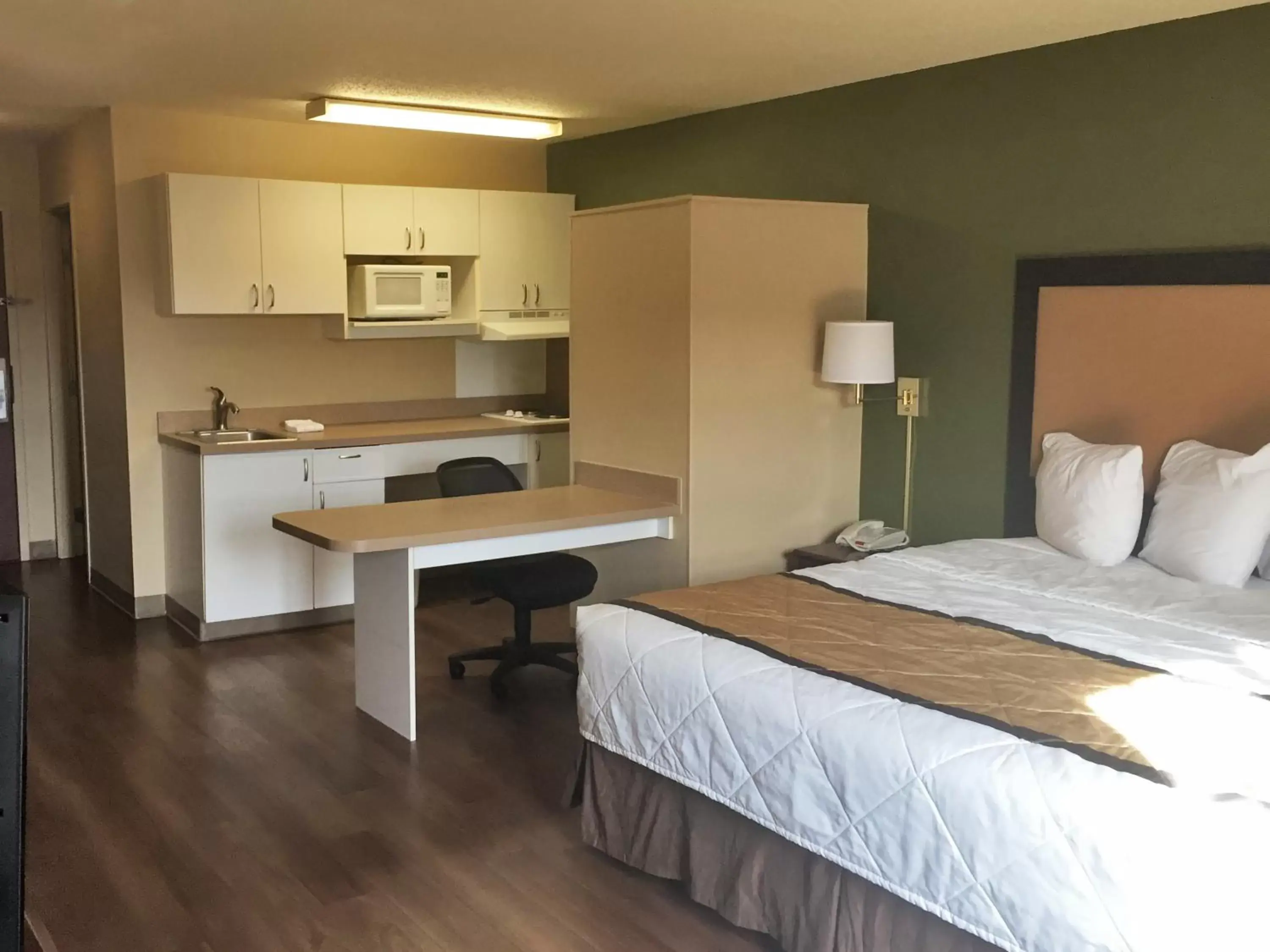 Bed in Extended Stay America Suites - Seattle - Everett - North