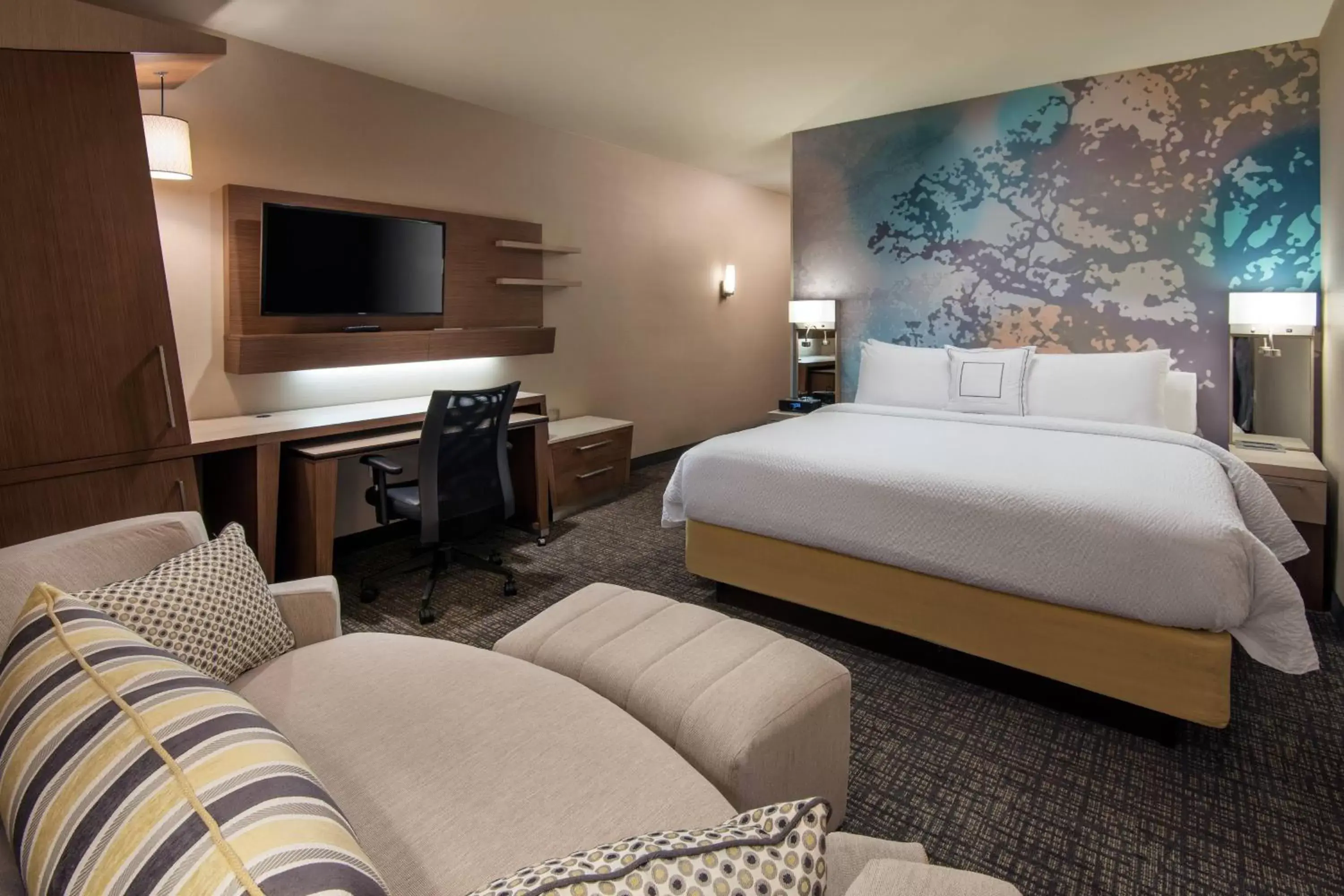 Photo of the whole room, Bed in Courtyard by Marriott Irvine Spectrum
