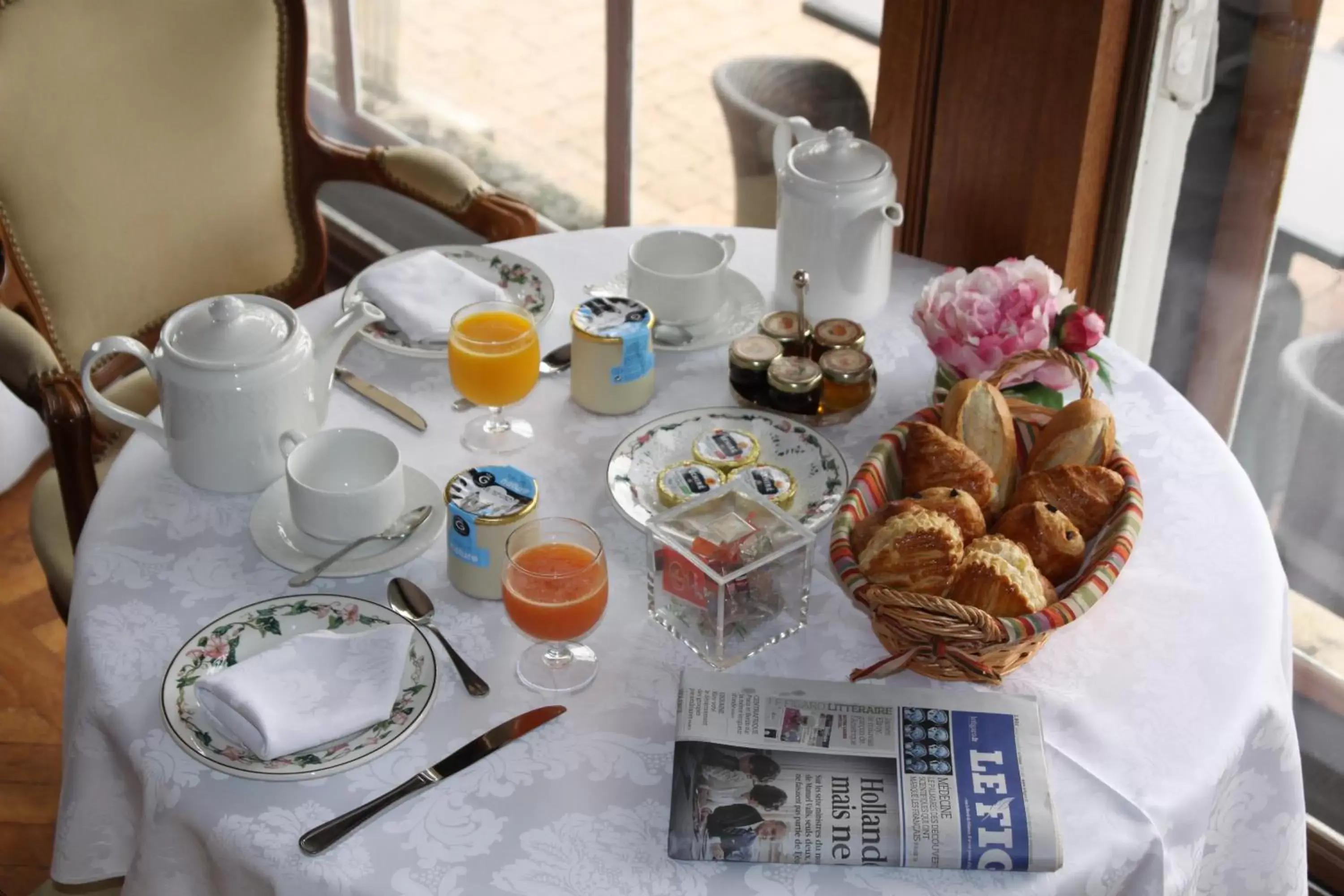Breakfast in Château Des Bondons EI