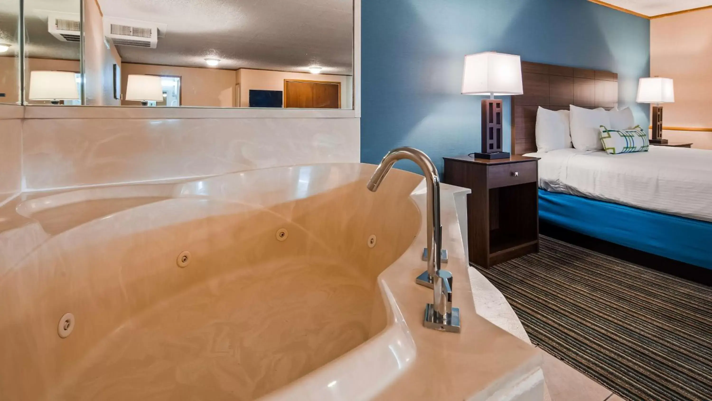 Hot Tub, Bathroom in Best Western Woodhaven Inn