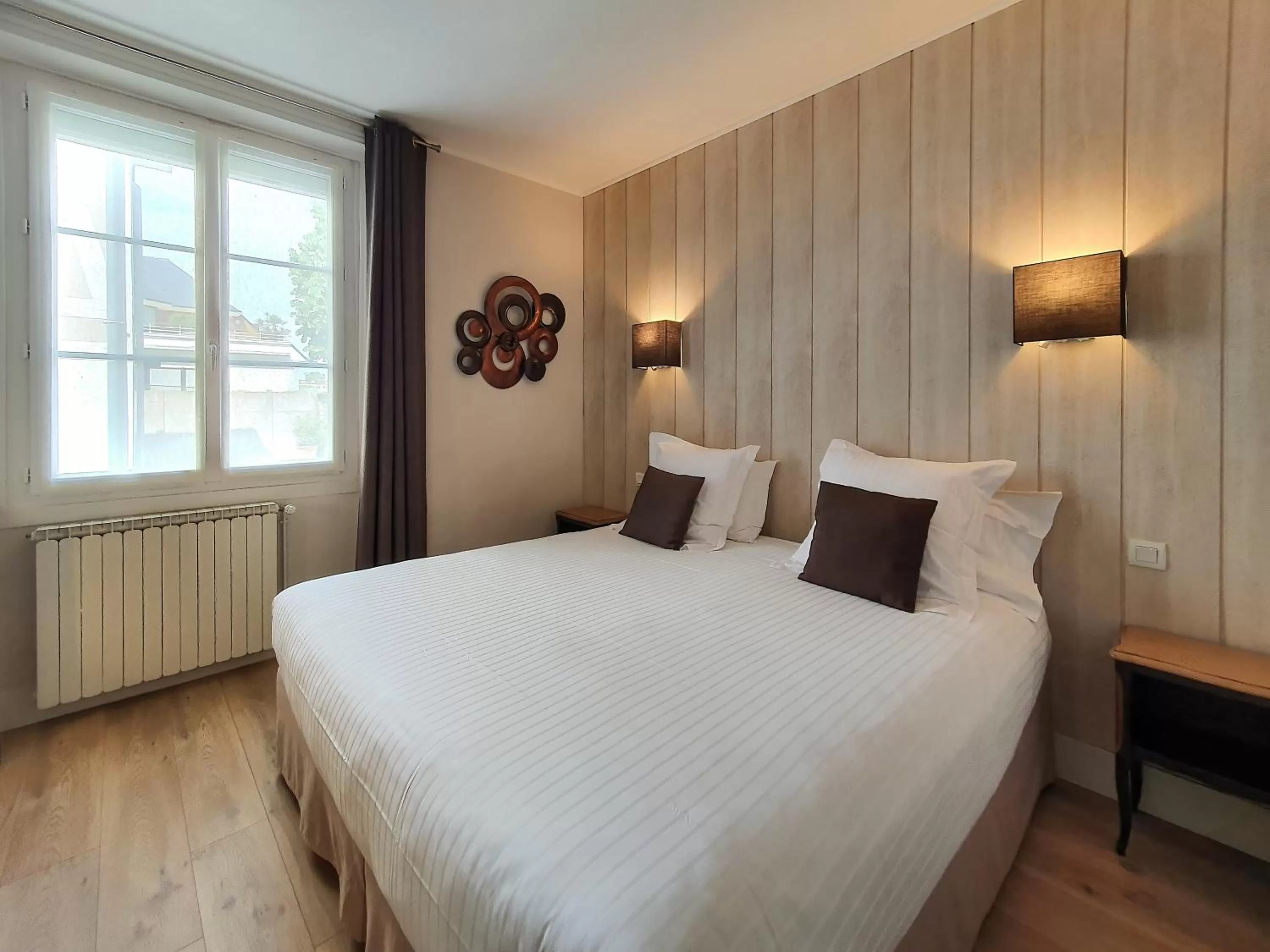 Property building, Bed in Logis Hotel La Closerie