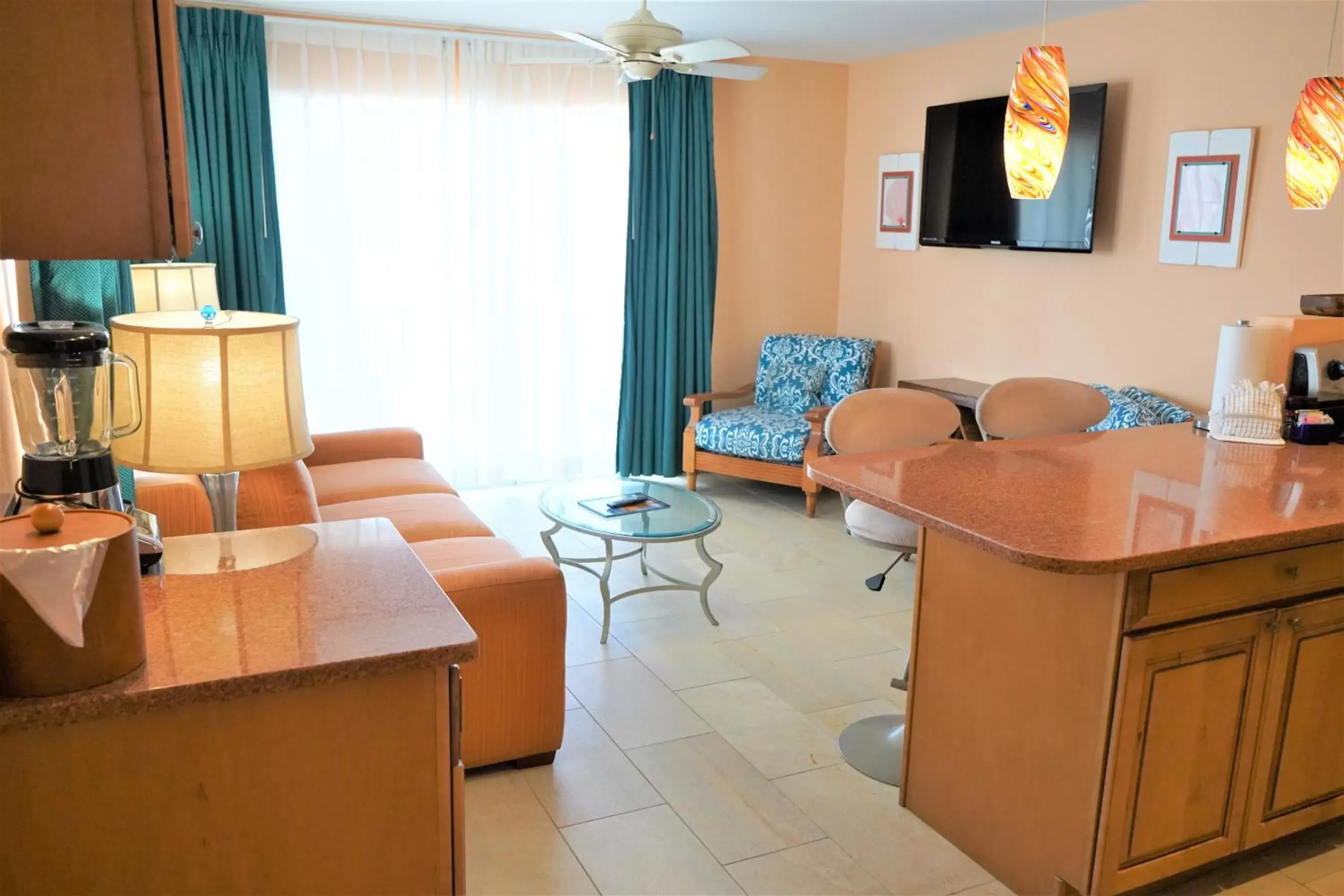Kitchen or kitchenette, Seating Area in Glunz Ocean Beach Hotel and Resort