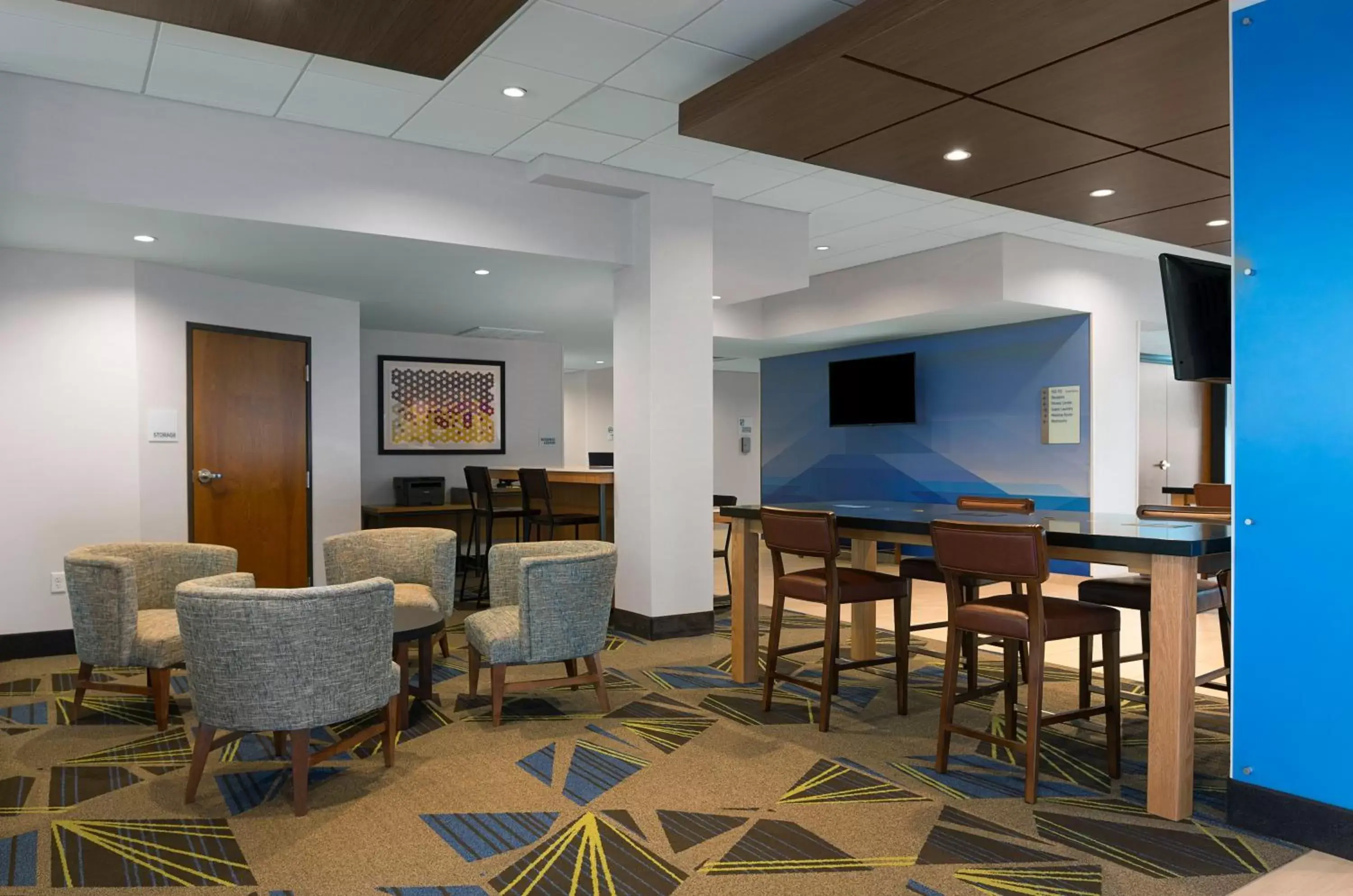 Property building, Lounge/Bar in Holiday Inn Express - Lake Park, an IHG Hotel