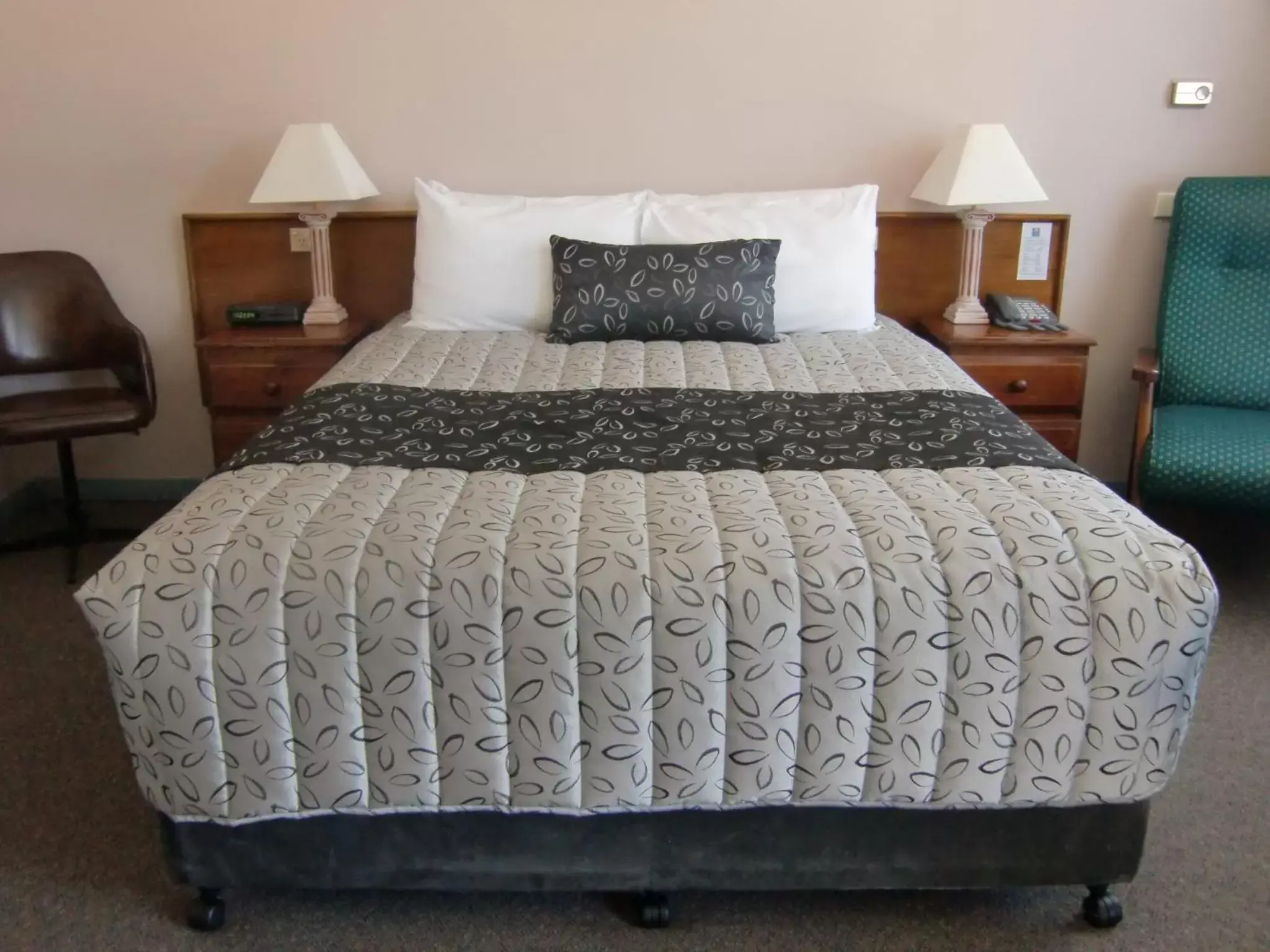 Bed in Castle Motel Bairnsdale