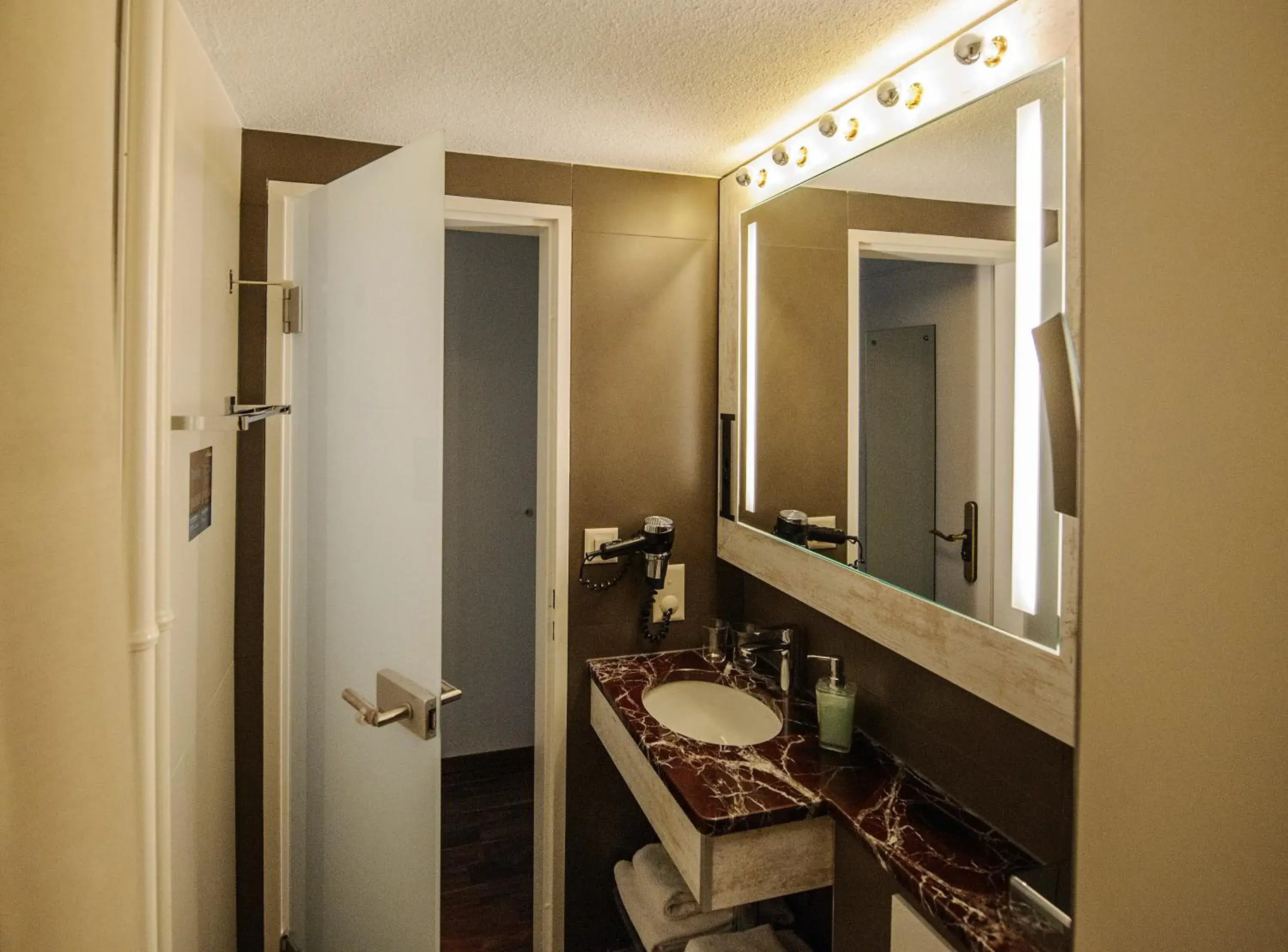 Photo of the whole room, Bathroom in Alexander Guesthouse Zurich Old Town