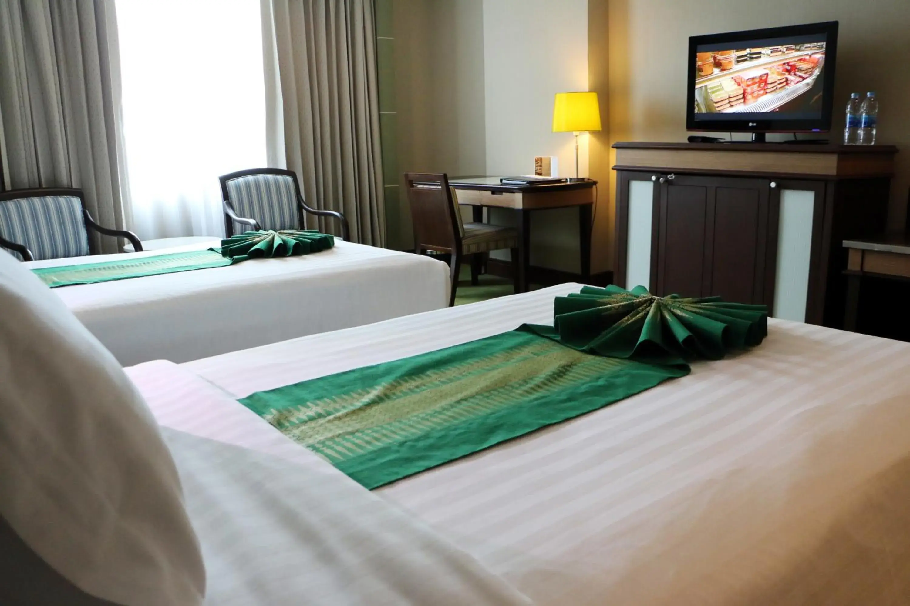Bedroom, Bed in Golden Tulip Sovereign Hotel Bangkok