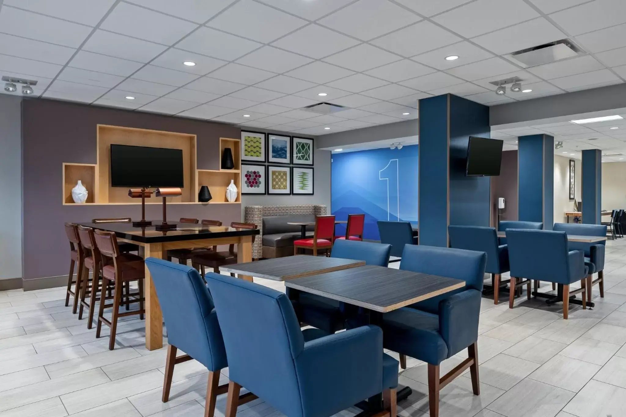 Breakfast, Restaurant/Places to Eat in Holiday Inn Express Hotel & Suites Woodbridge, an IHG Hotel