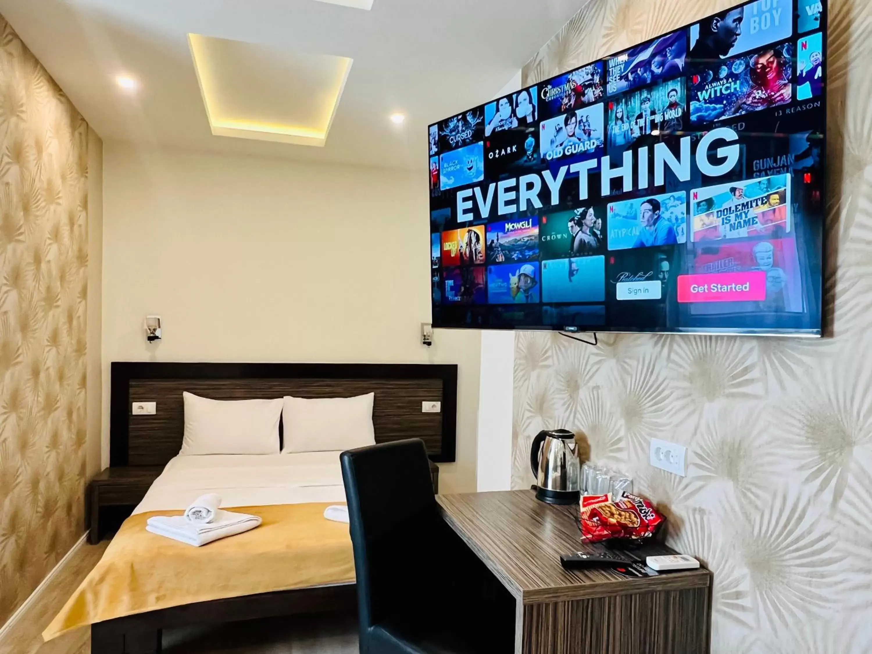 TV and multimedia, TV/Entertainment Center in Side One Design Hotel Garni