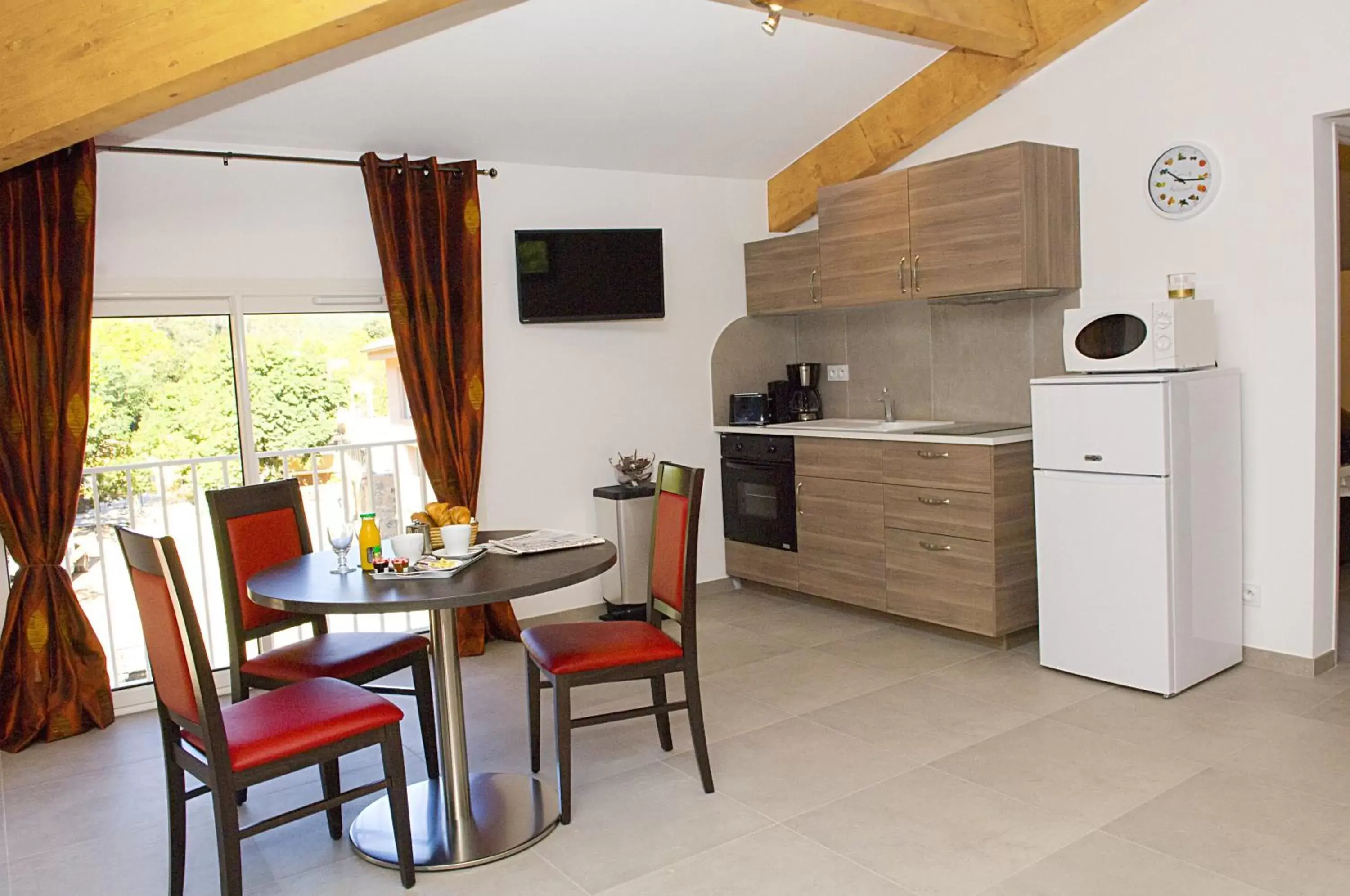 Kitchen or kitchenette, Dining Area in The Originals City, Hôtel Les Bastides du Gapeau