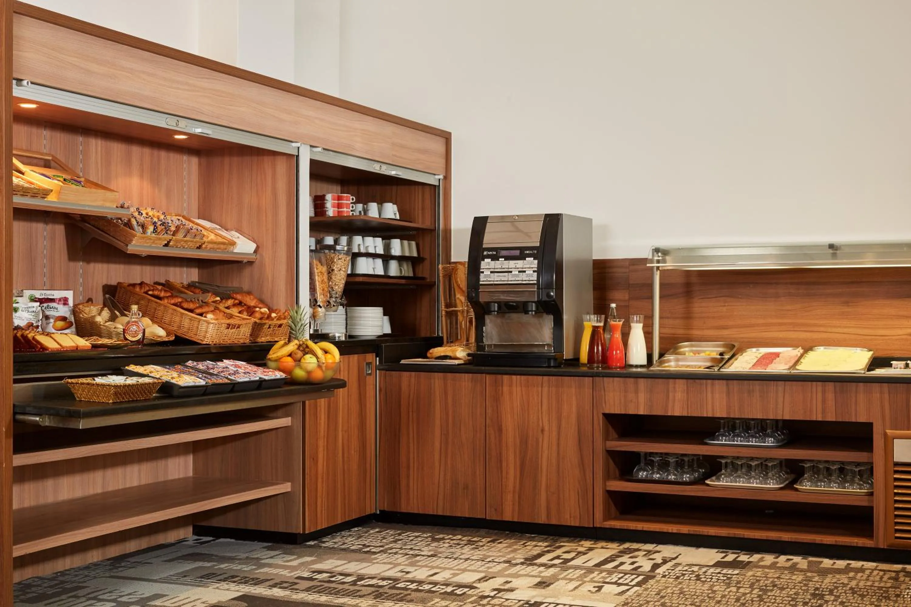 Buffet breakfast in Hôtel Roissy