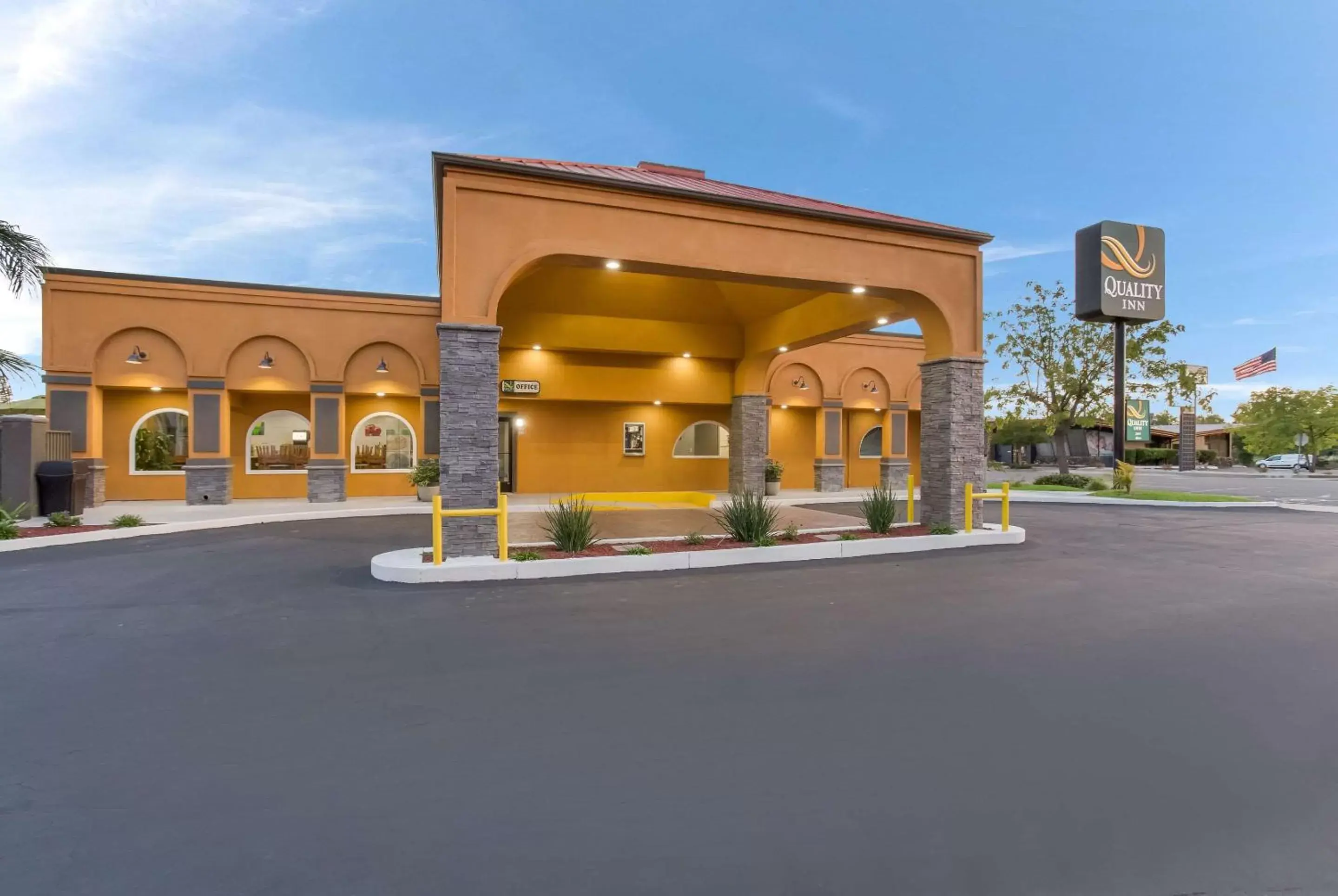 Property Building in Quality Inn Redding