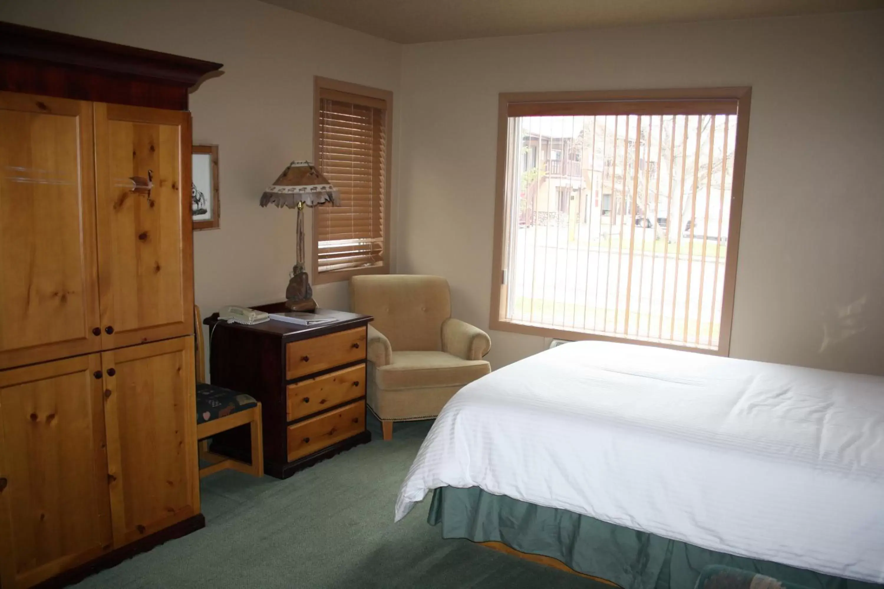 Bed in Waterton Lakes Lodge Resort