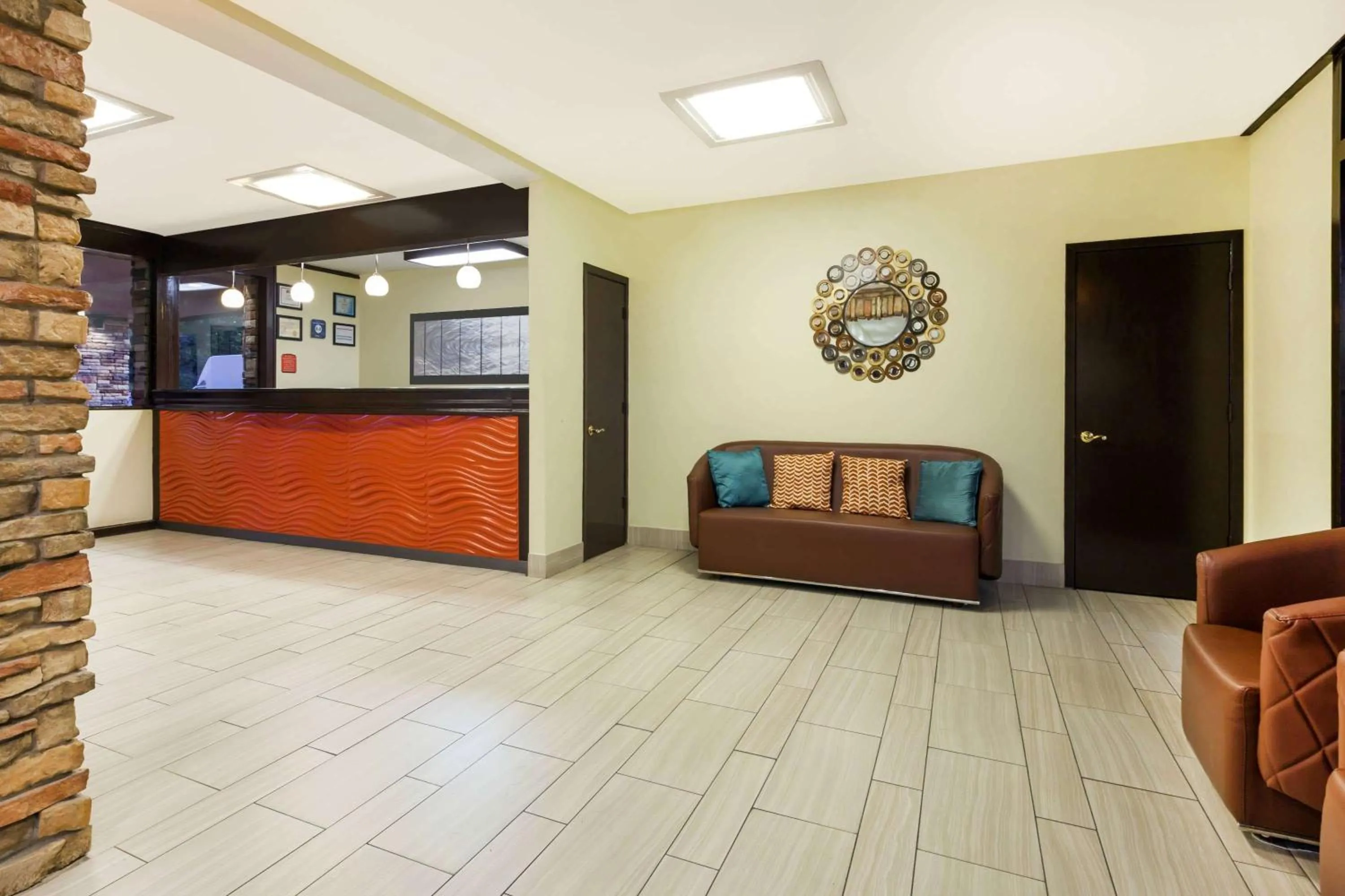 Lobby or reception in Howard Johnson by Wyndham Arlington Ballpark / Six Flags