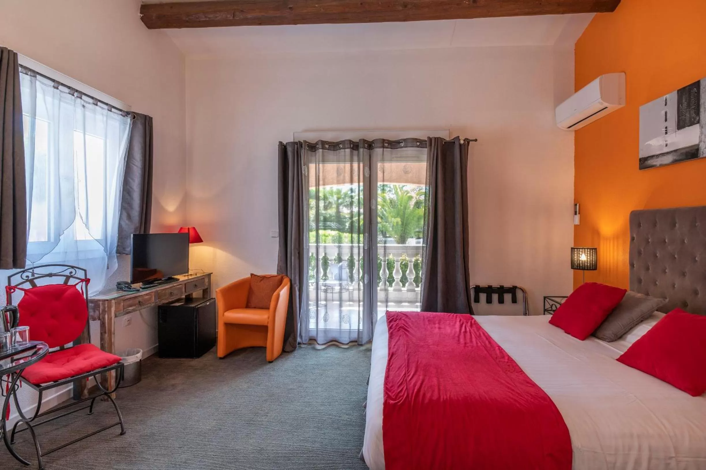 Photo of the whole room, Bed in Les Bastides Saint Paul