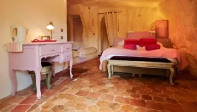 Bed in Logis Hôtels Troglododo
