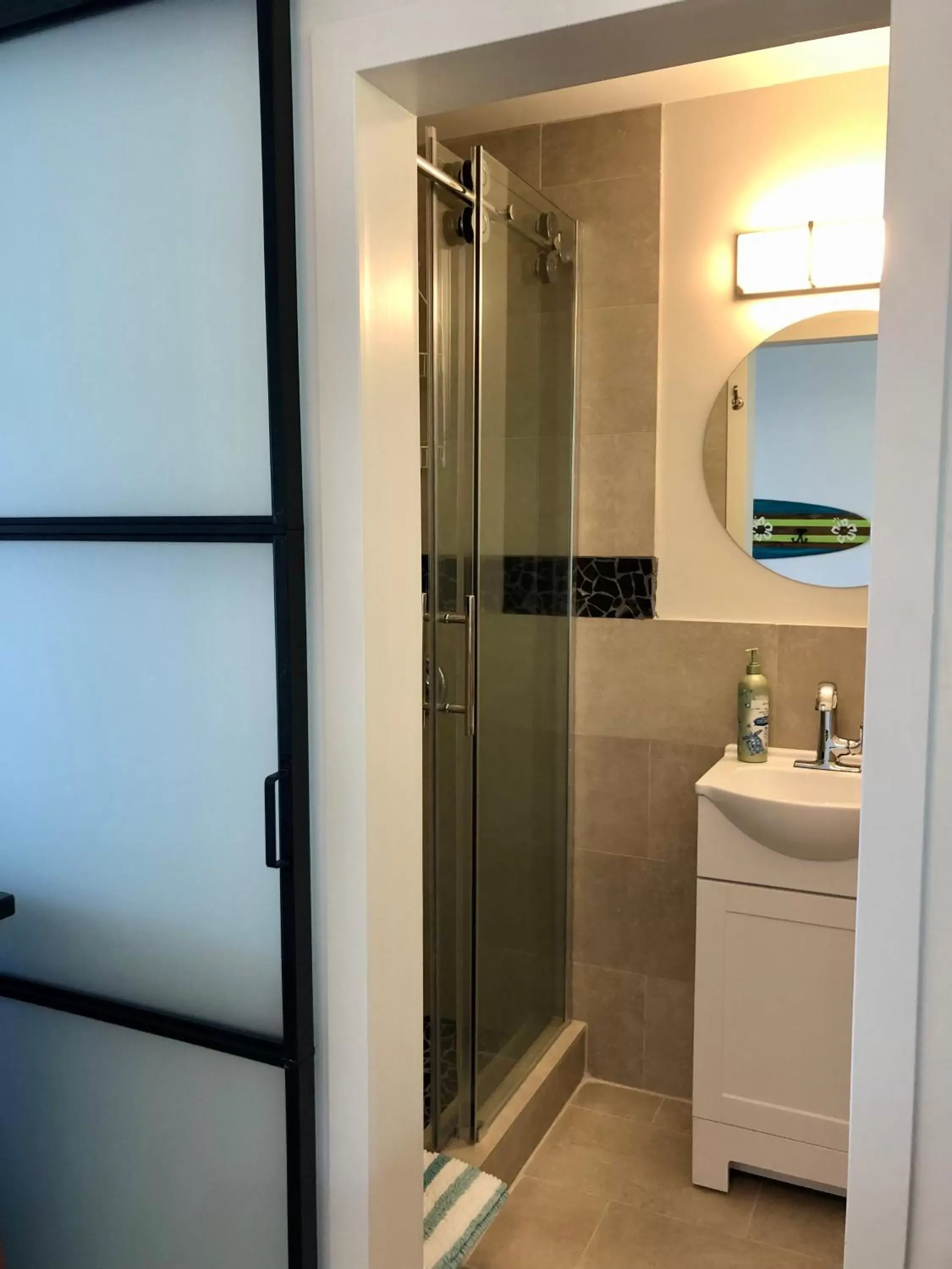 Shower, Bathroom in Kona Tiki Hotel