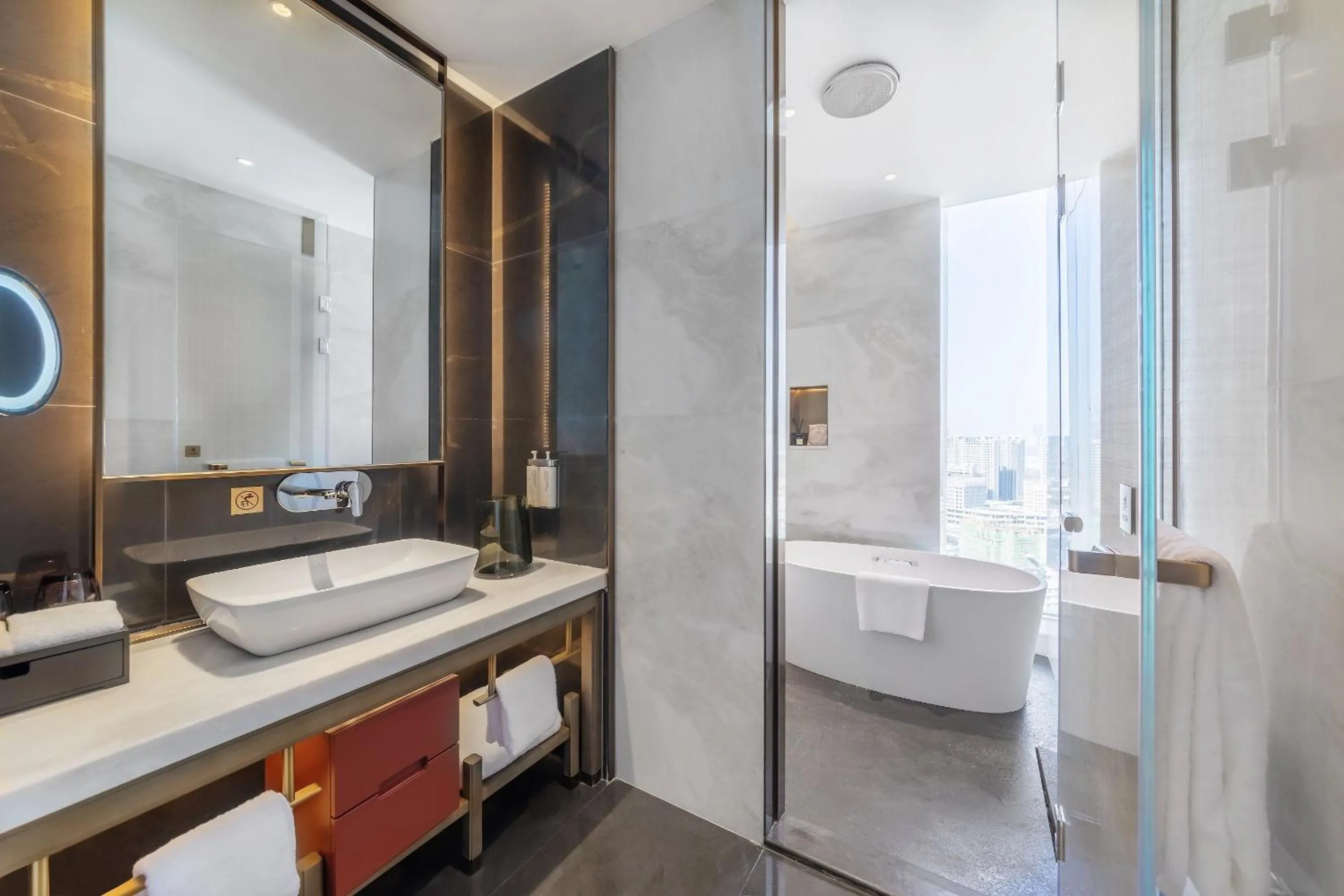 Photo of the whole room in HUALUXE Xi'an Chanba by IHG-西安浐灞华邑酒店-Near Xi'an International Convention Exhibition Center and Shopping mall and The Romantic show of Xi'an-Free Luggage Storage-English Service