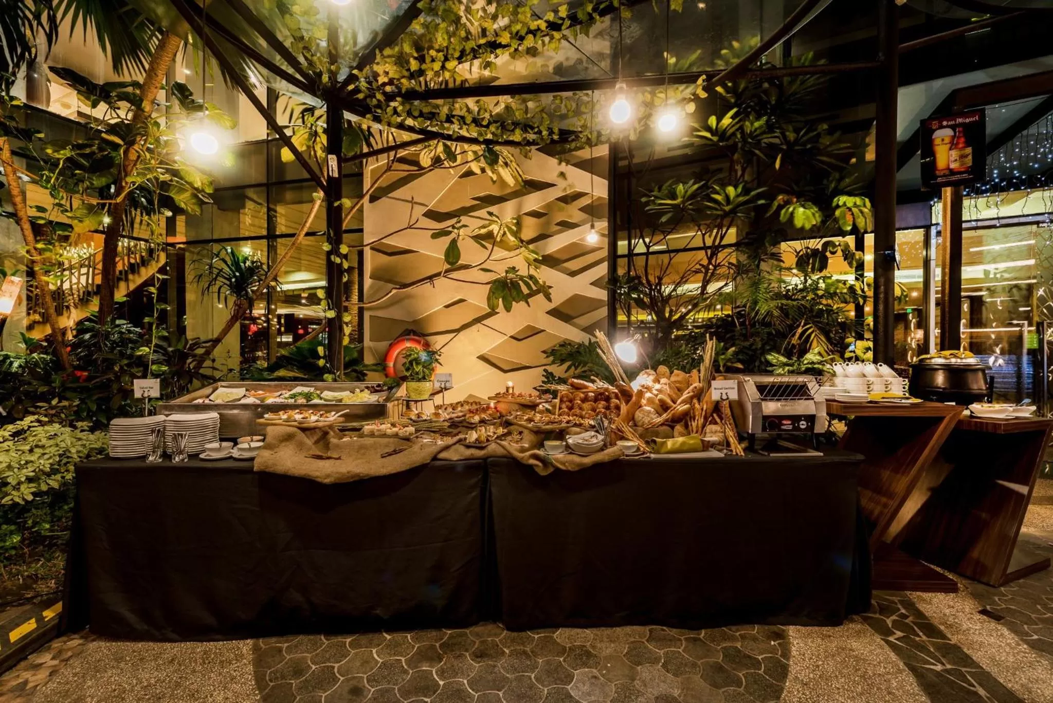 Restaurant/places to eat in Holiday Inn Cikarang Jababeka by IHG