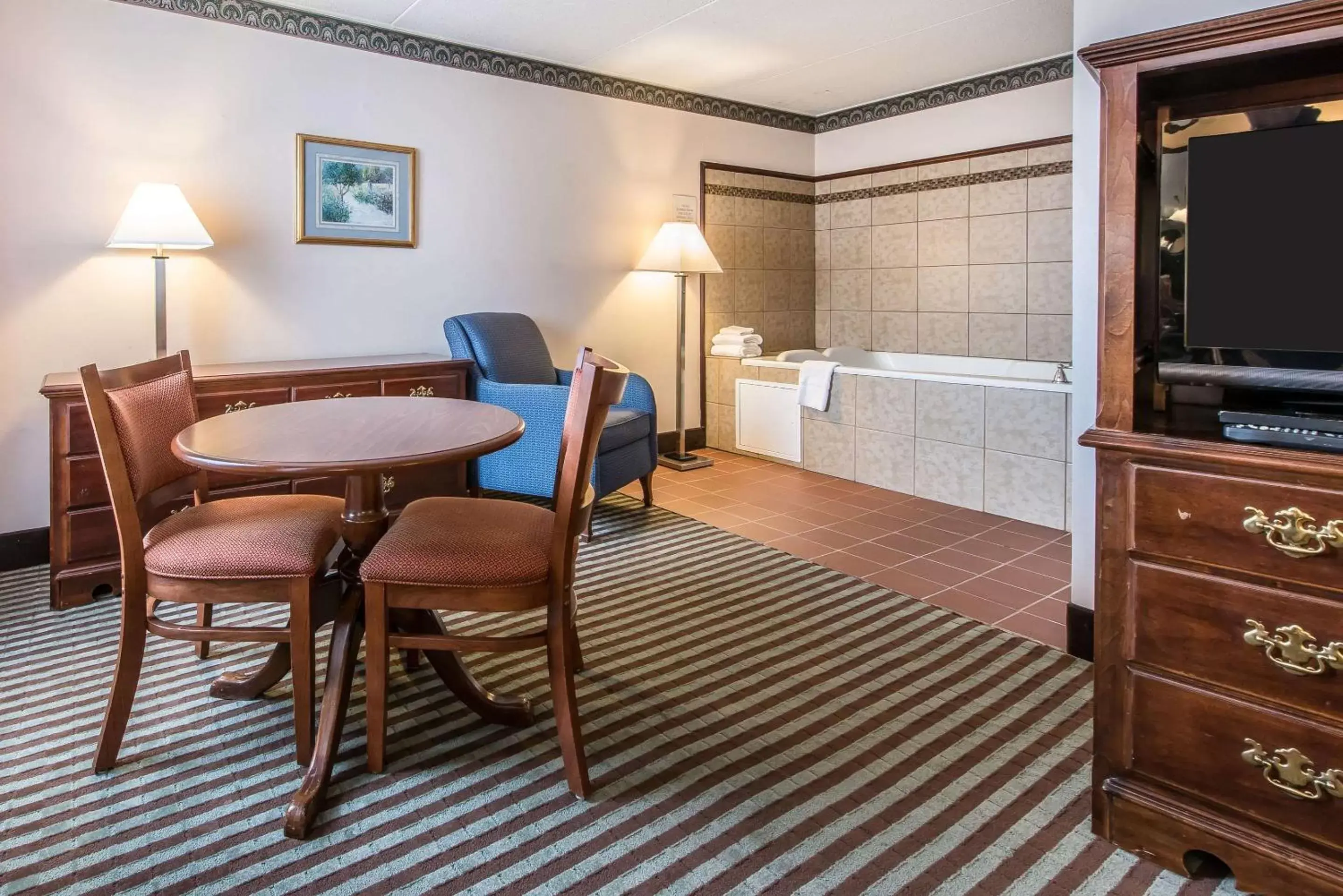 Bedroom, Dining Area in Quality Inn and Conference Center Somerset