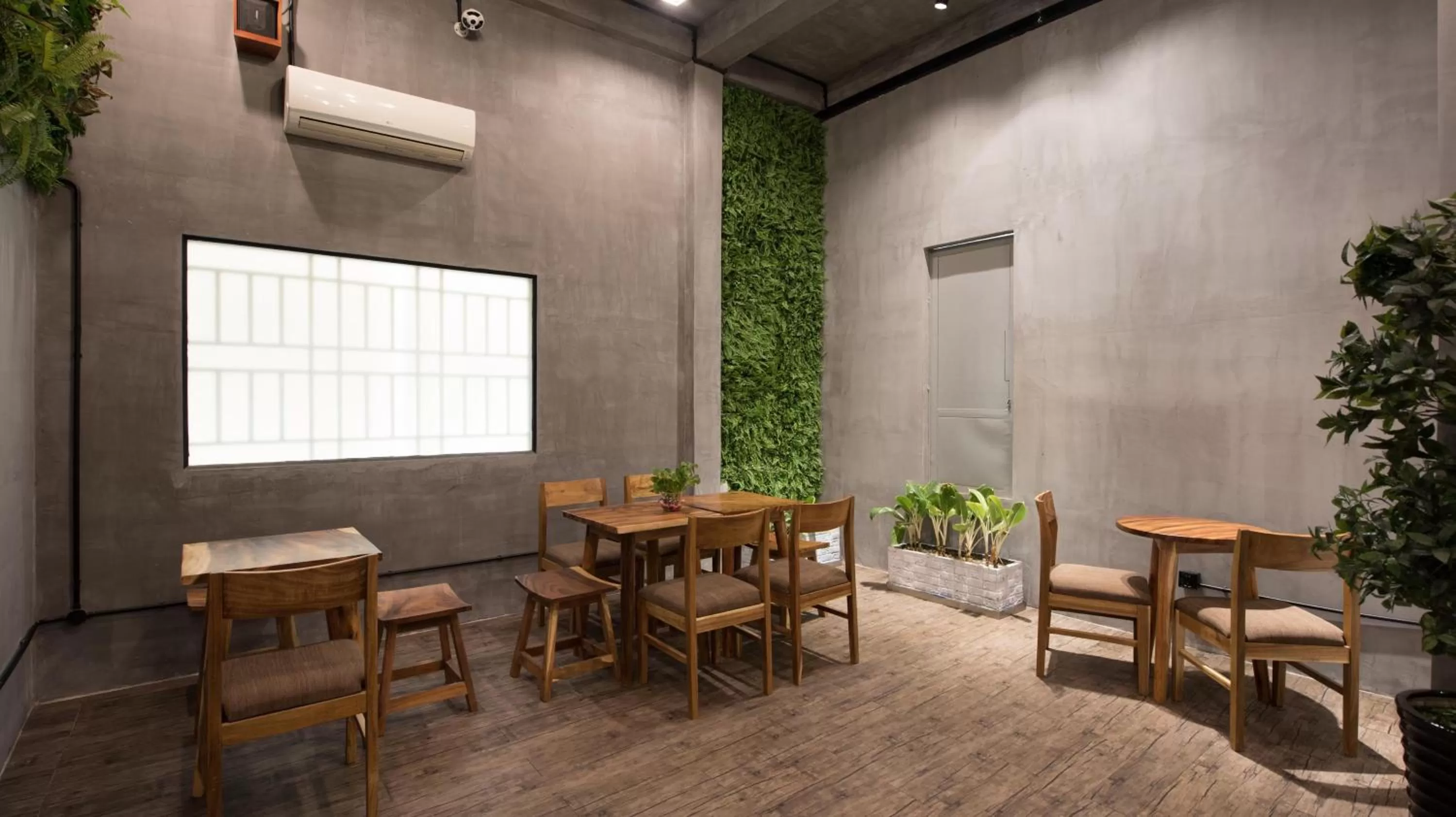 Restaurant/places to eat in Homesyn Hotel