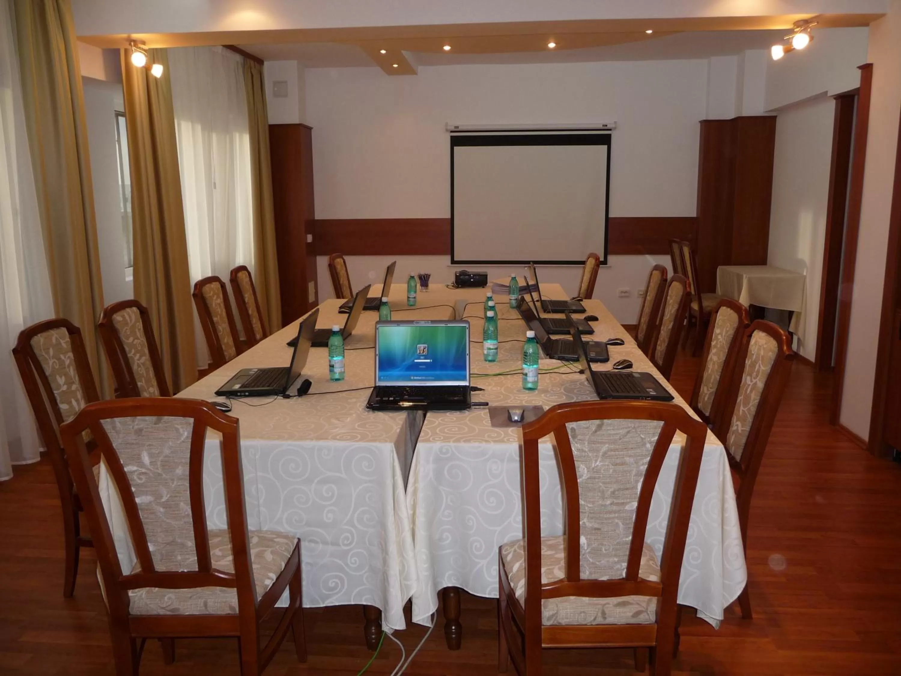 Business facilities in Hotel Emma West