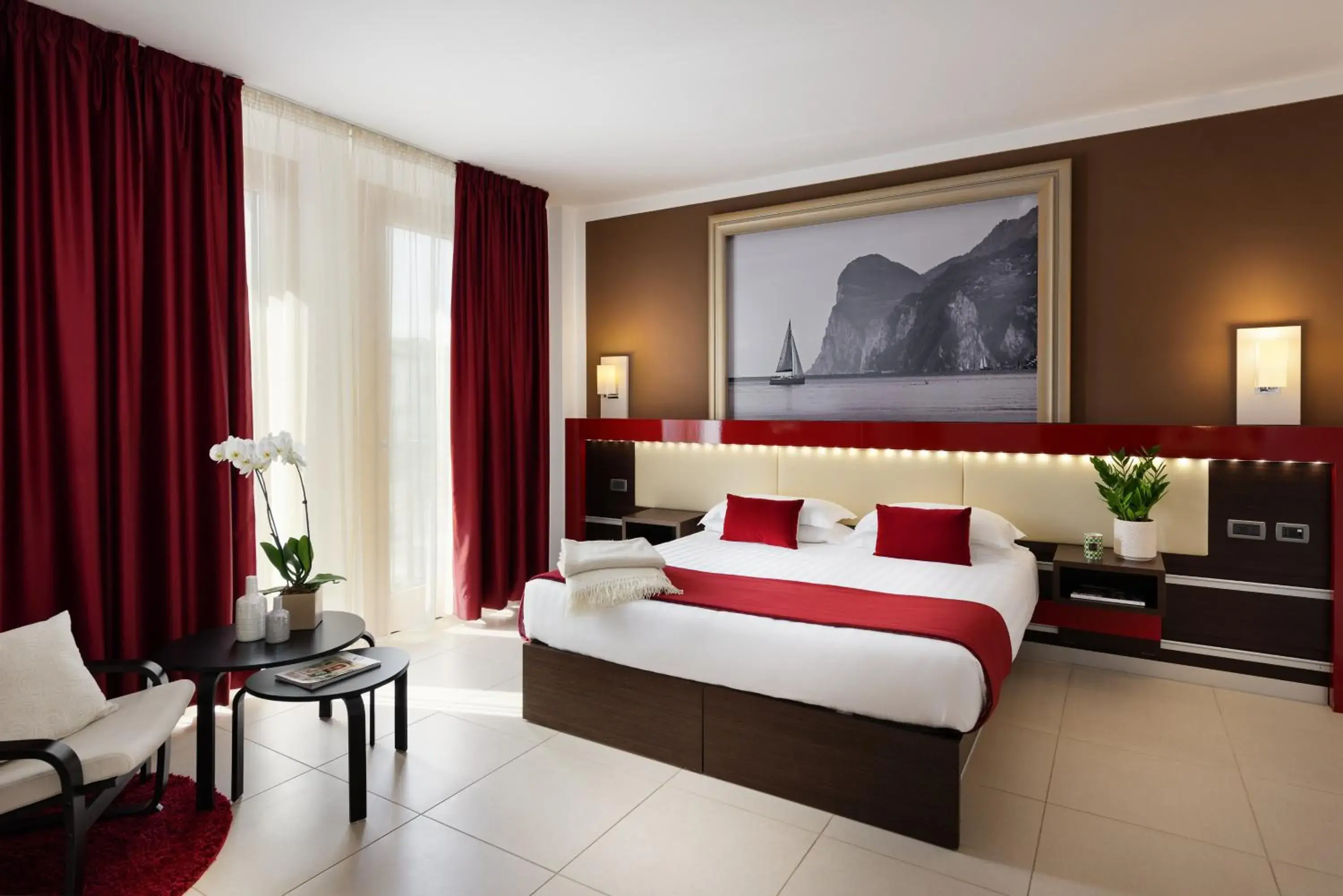Bed in Kairos Garda Hotel