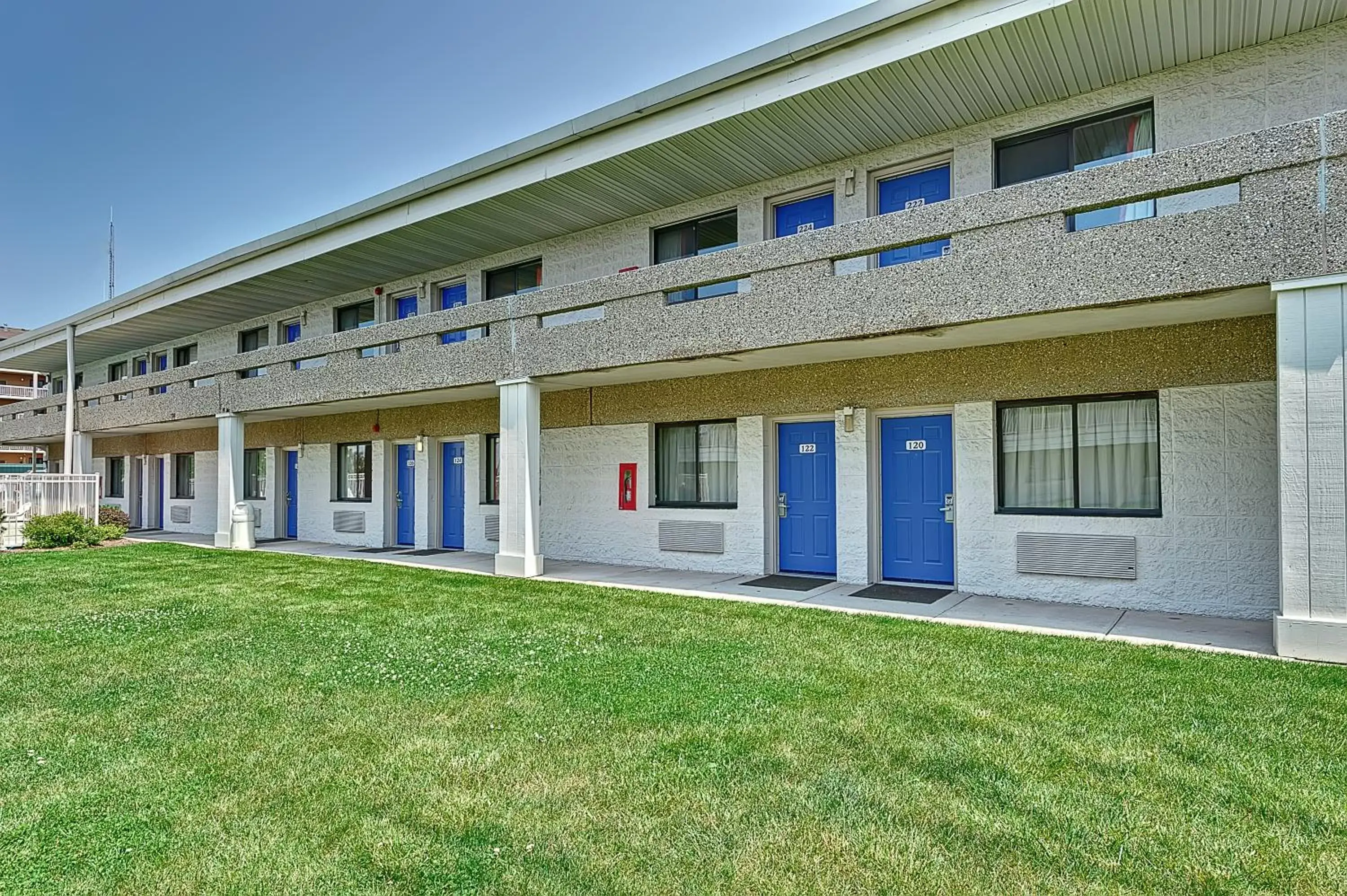 Facade/entrance, Property Building in Motel 6-Villa Park, IL - Chicago West