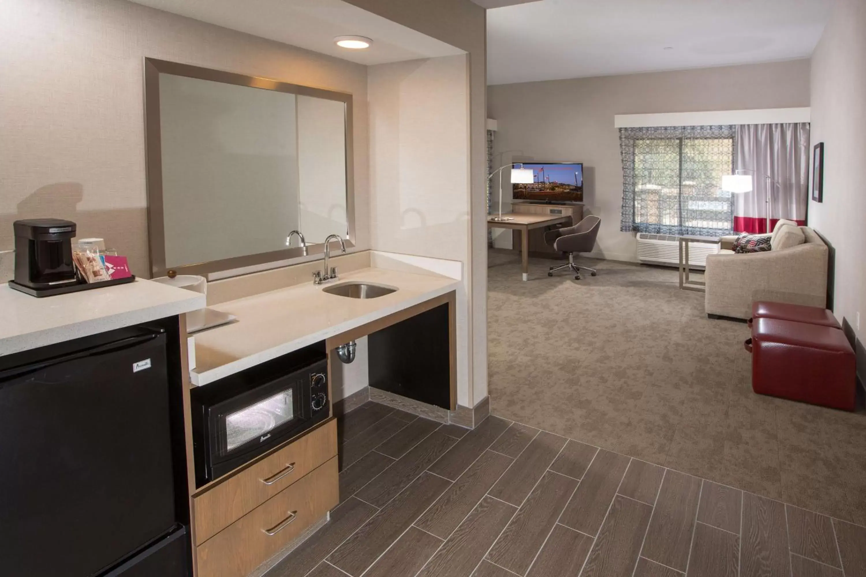 Bed, Kitchen/Kitchenette in Hampton Inn & Suites Buellton/Santa Ynez Valley, Ca