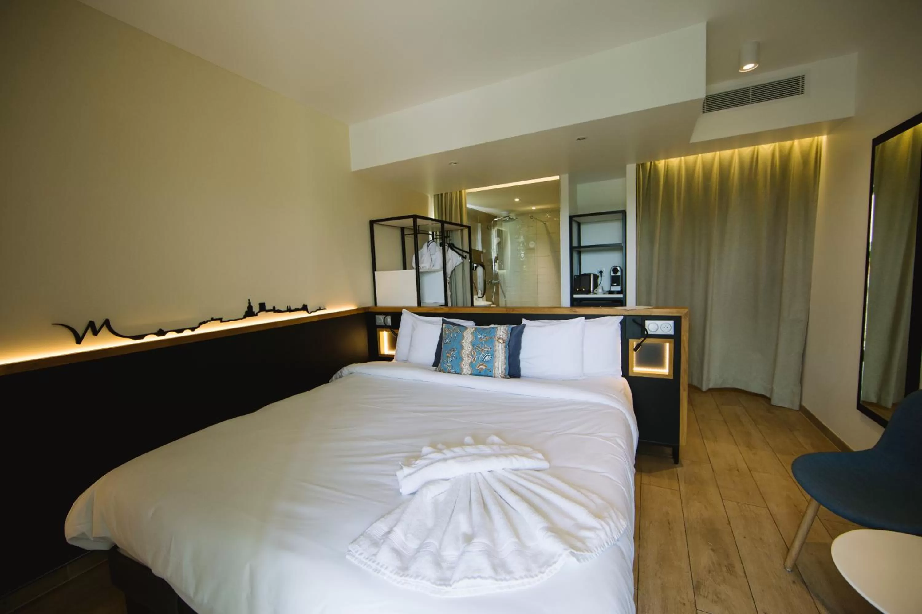 Bedroom, Bed in Mercure Avignon Gare TGV