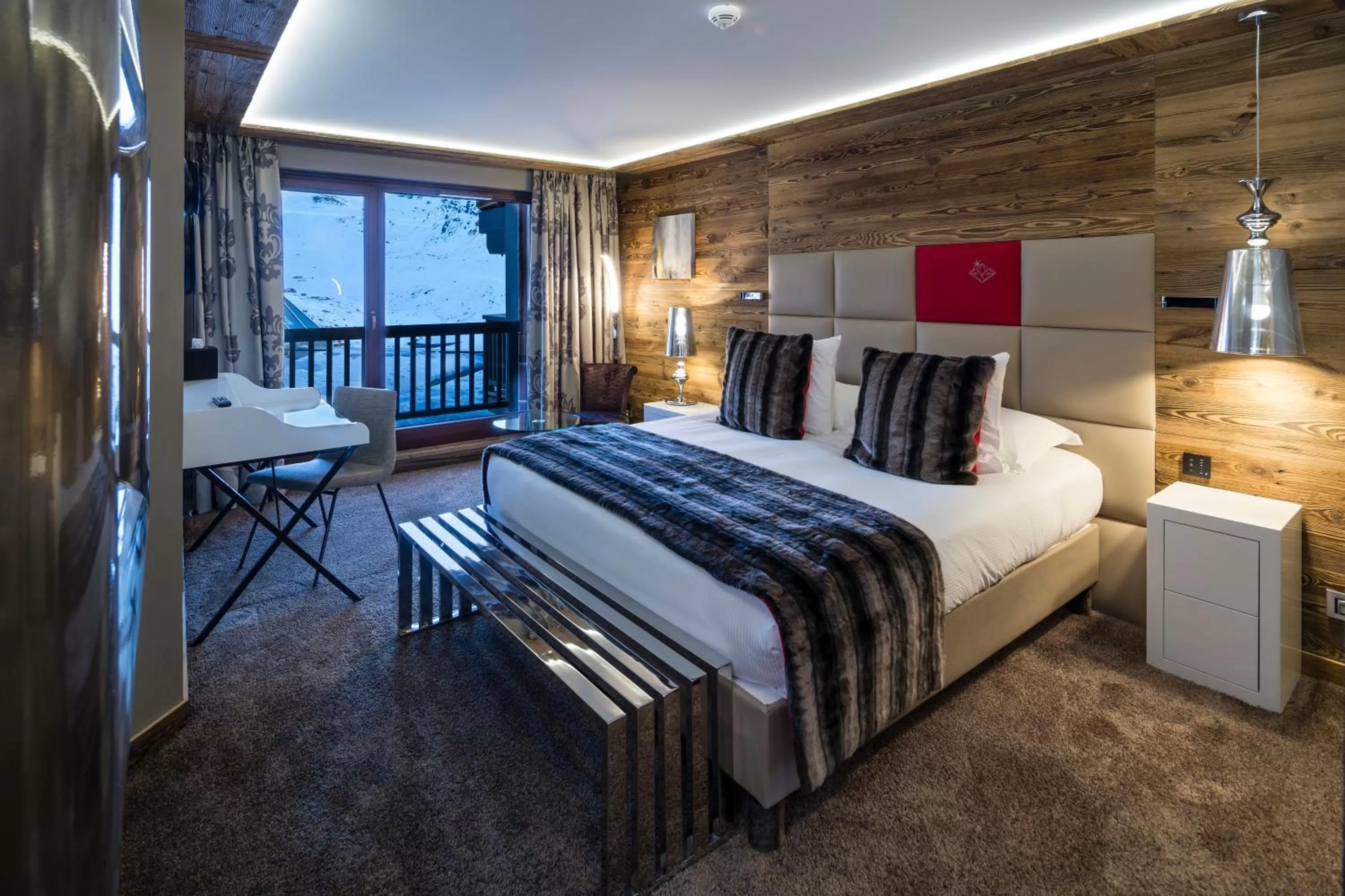 View (from property/room), Bed in Hôtel Koh-I Nor by Les Etincelles