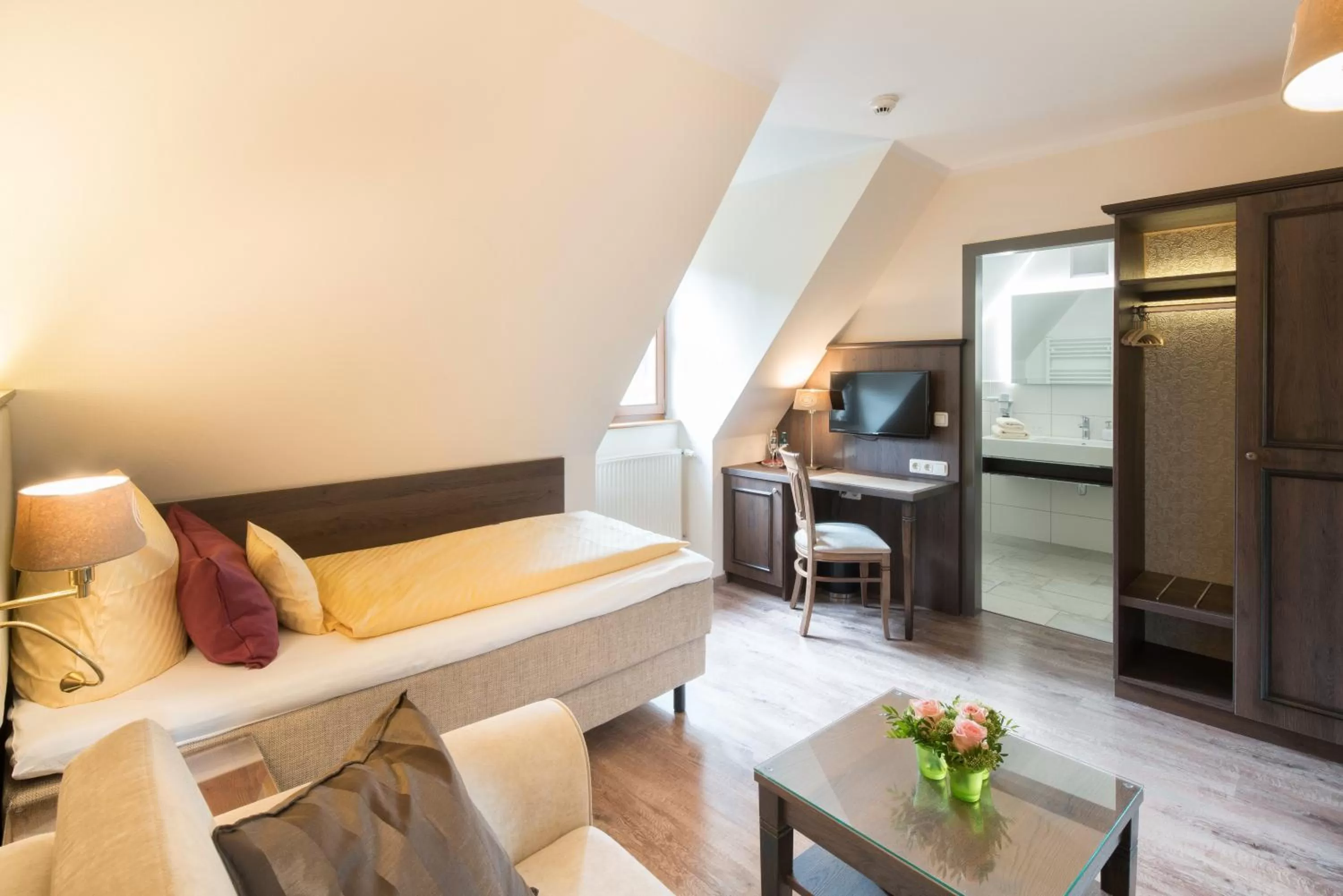 Photo of the whole room, Bed in Schlosshotel Klaffenbach