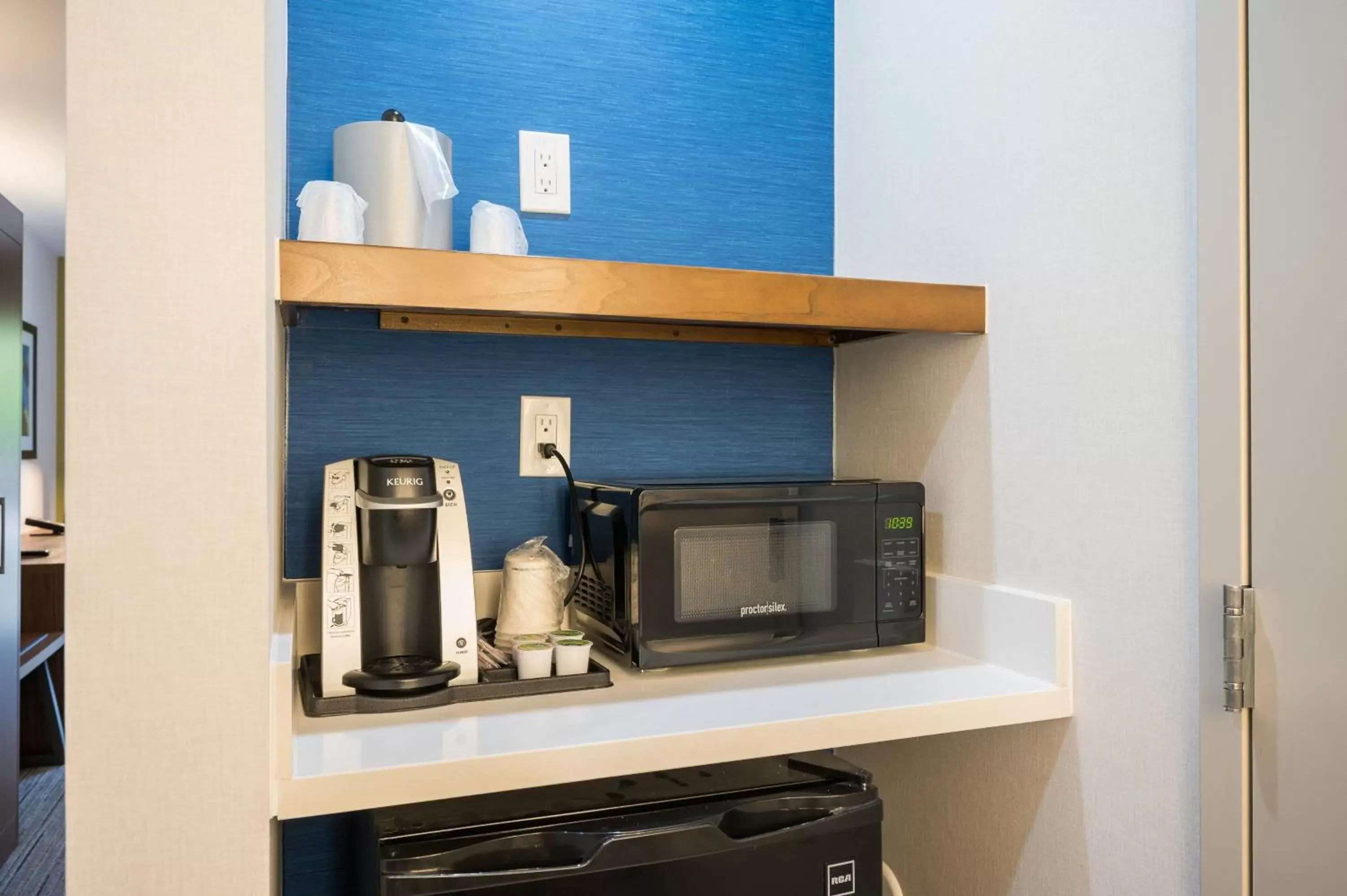 Photo of the whole room, Kitchen/Kitchenette in Holiday Inn Express Grover Beach-Pismo Beach Area, an IHG Hotel