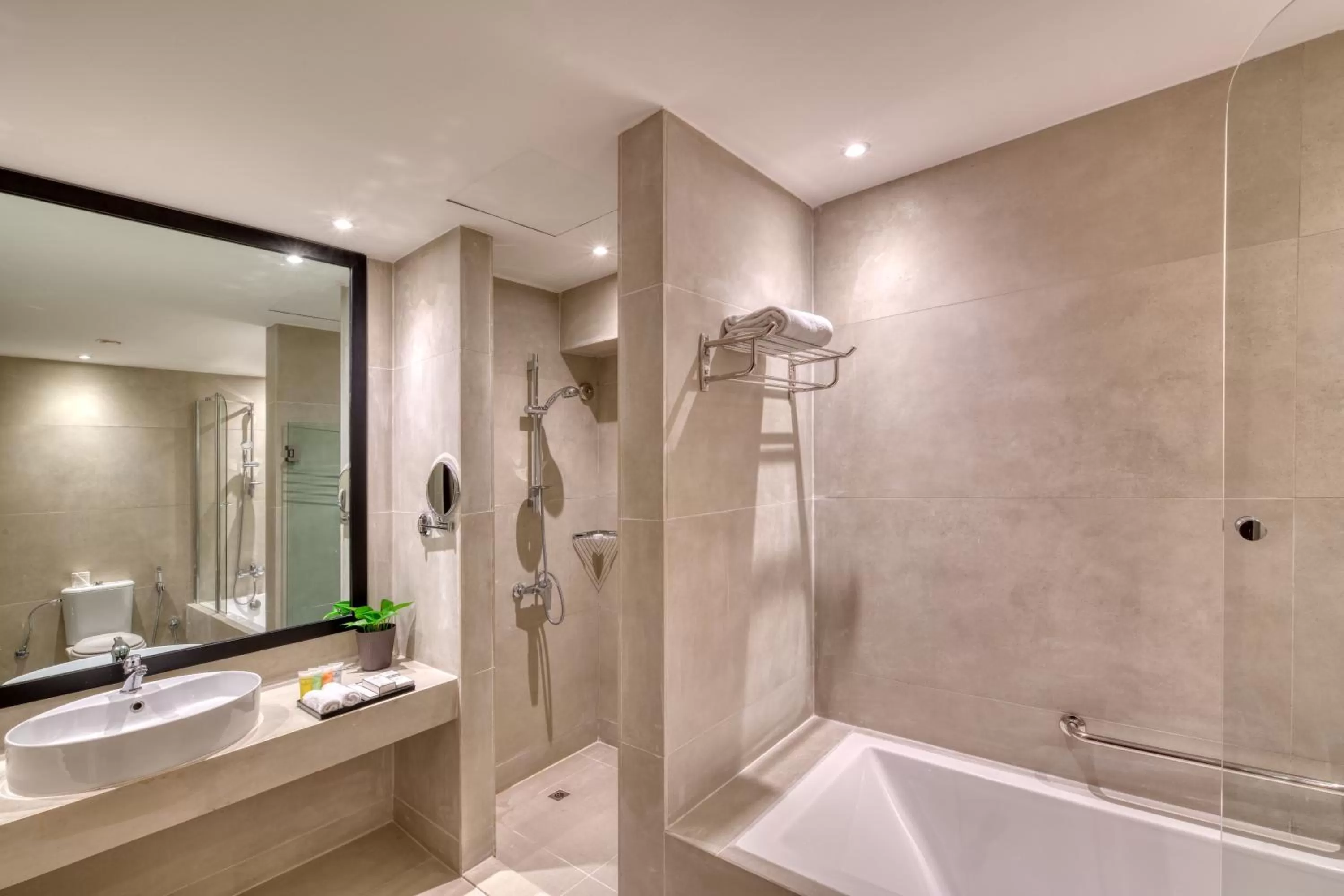 Shower in Majestic City Retreat Hotel