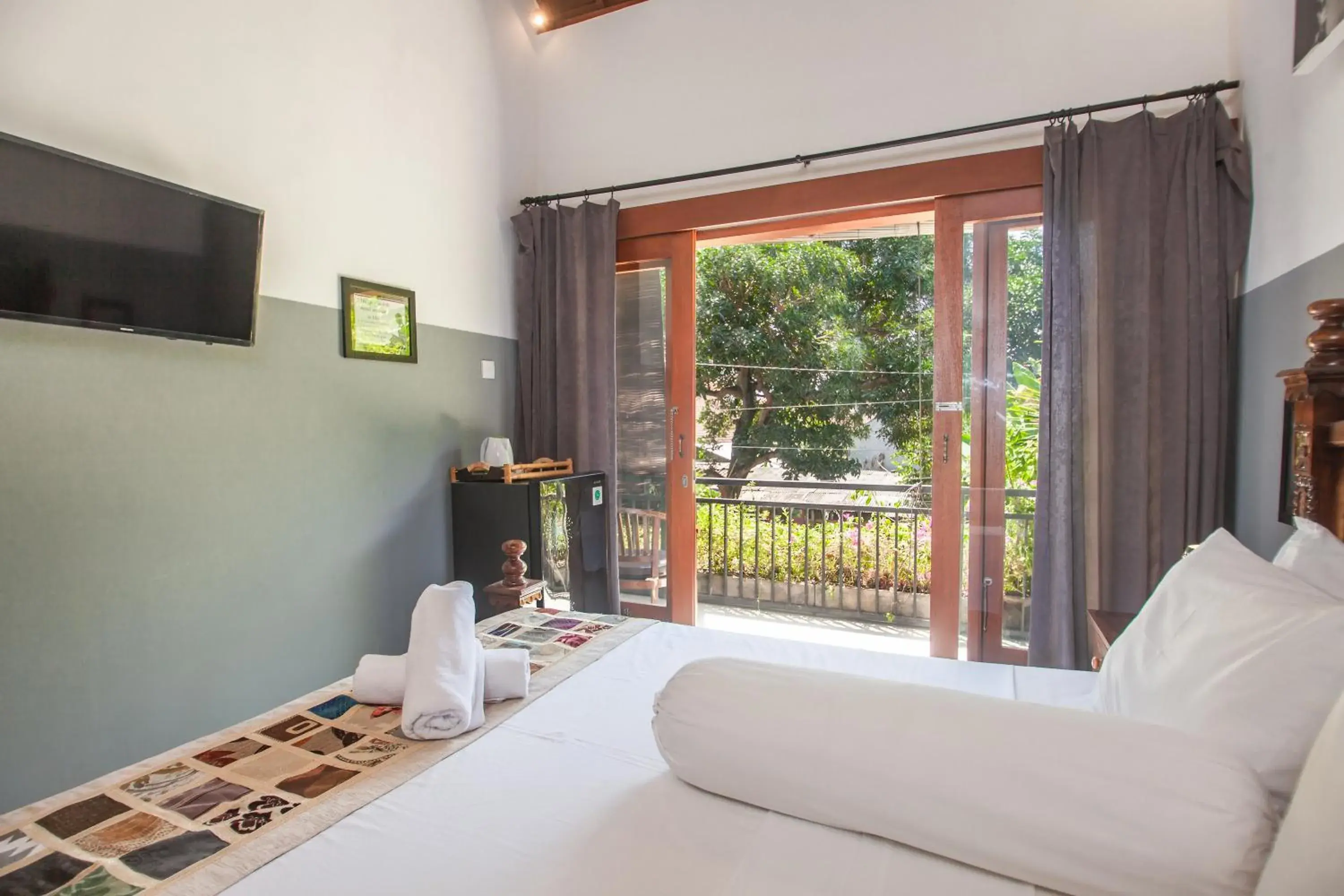 Communal lounge/ TV room, Bed in Pondok Taksu Bali
