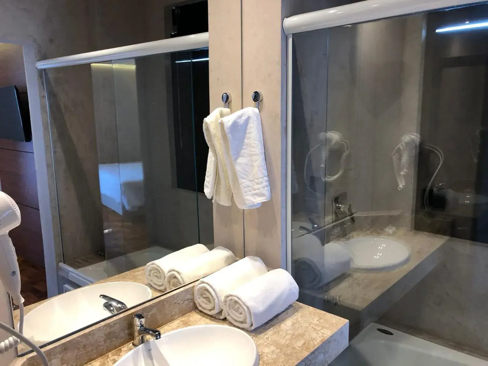 Hot Tub, Bathroom in San Raphael Hotel