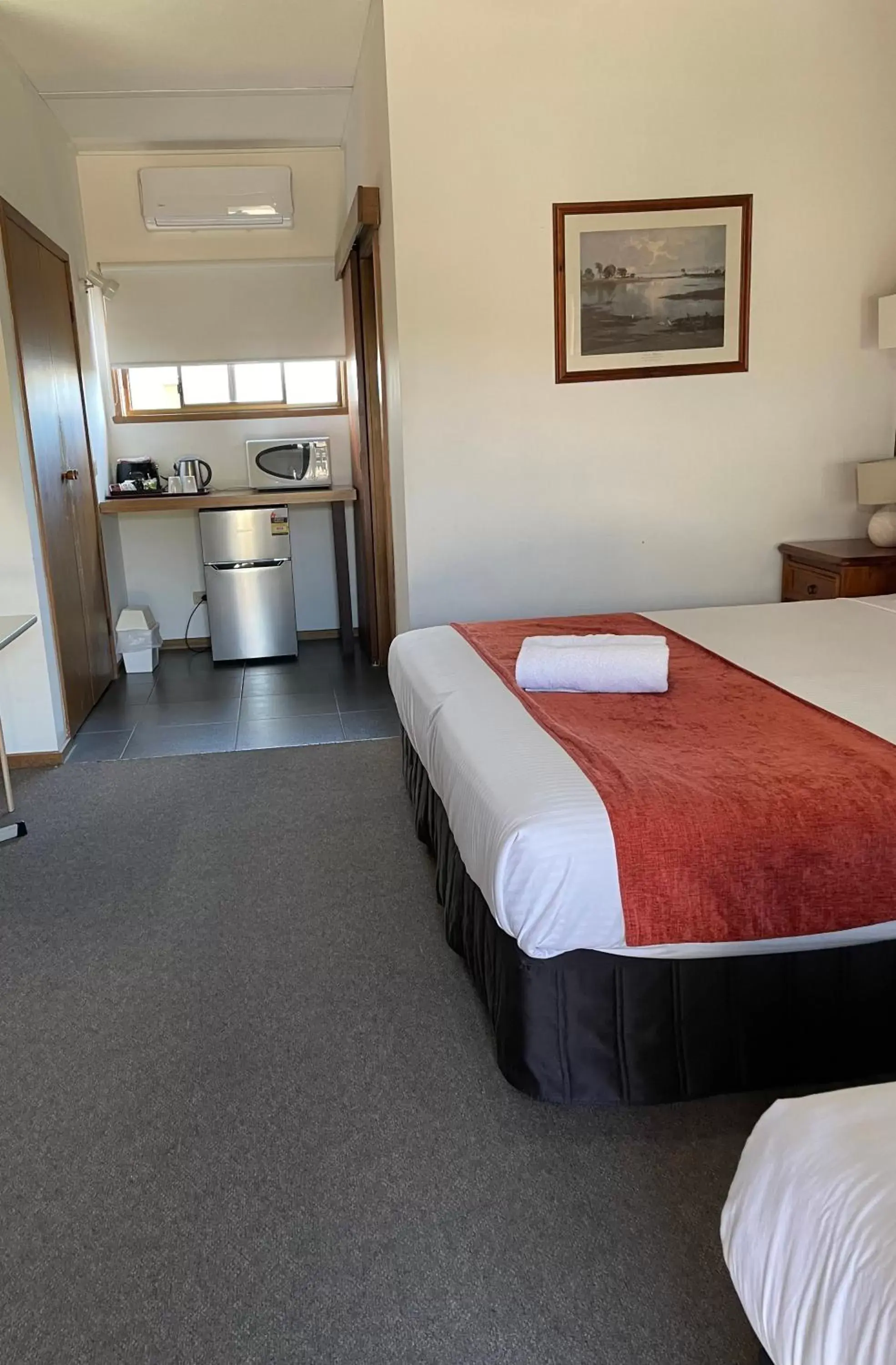 Bed in SHEPPARTON MOTOR INN Tudor House Motel Bed in SHEPPARTON MOTOR INN Tudor House Motel