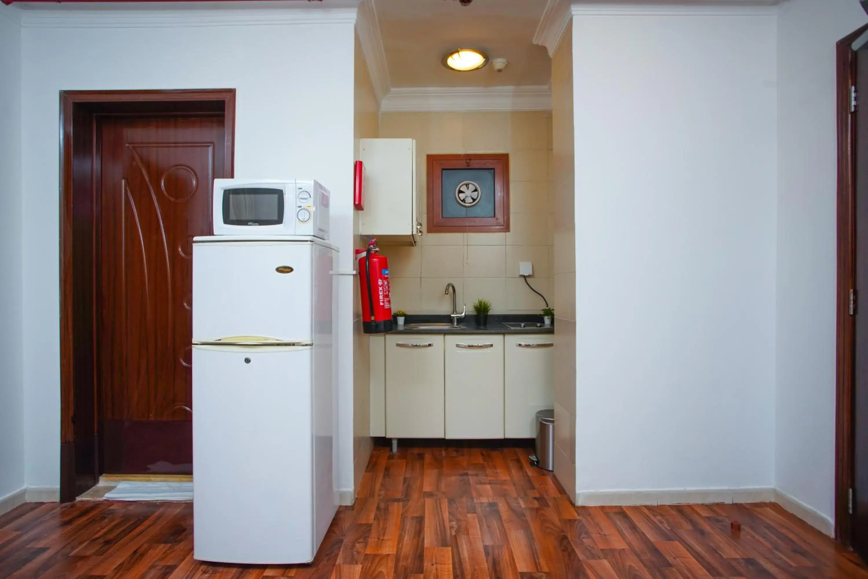 Kitchen or kitchenette, Kitchen/Kitchenette in La Villa Suites Hotel