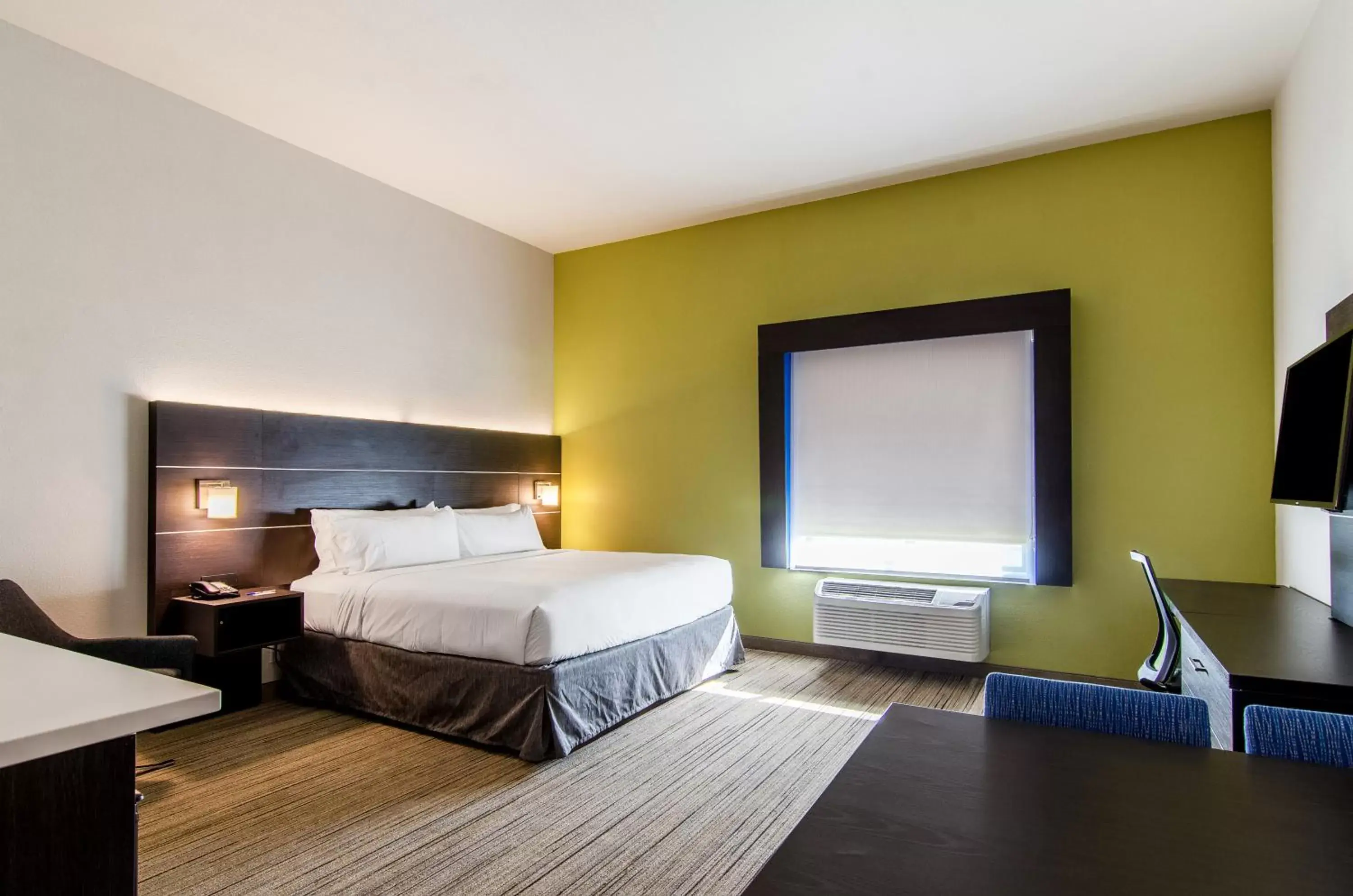 Bed in Holiday Inn Express & Suites - Atchison, an IHG Hotel