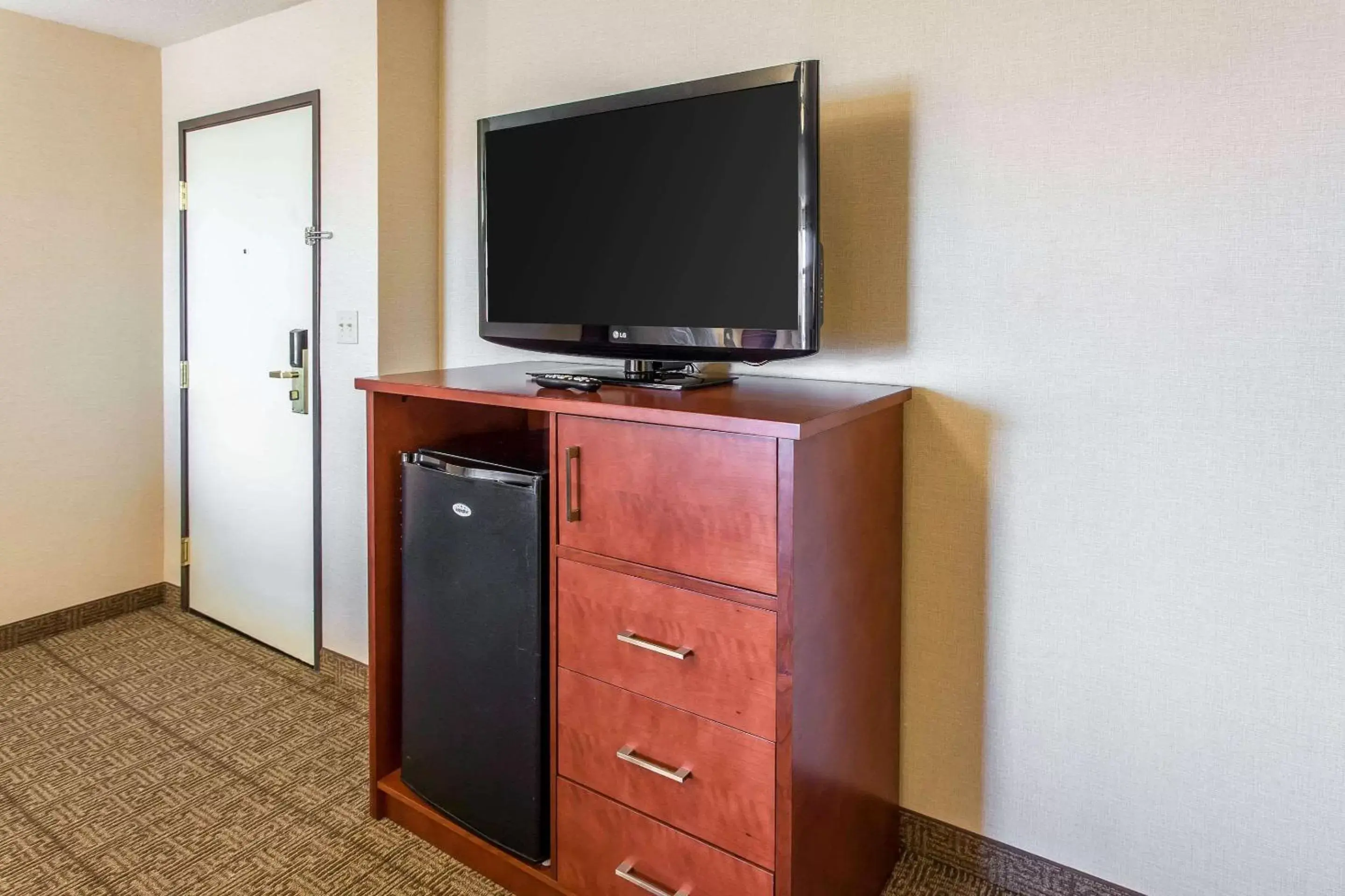 Photo of the whole room, TV/Entertainment Center in Comfort Inn & Suites Near Fallon Naval Air Station