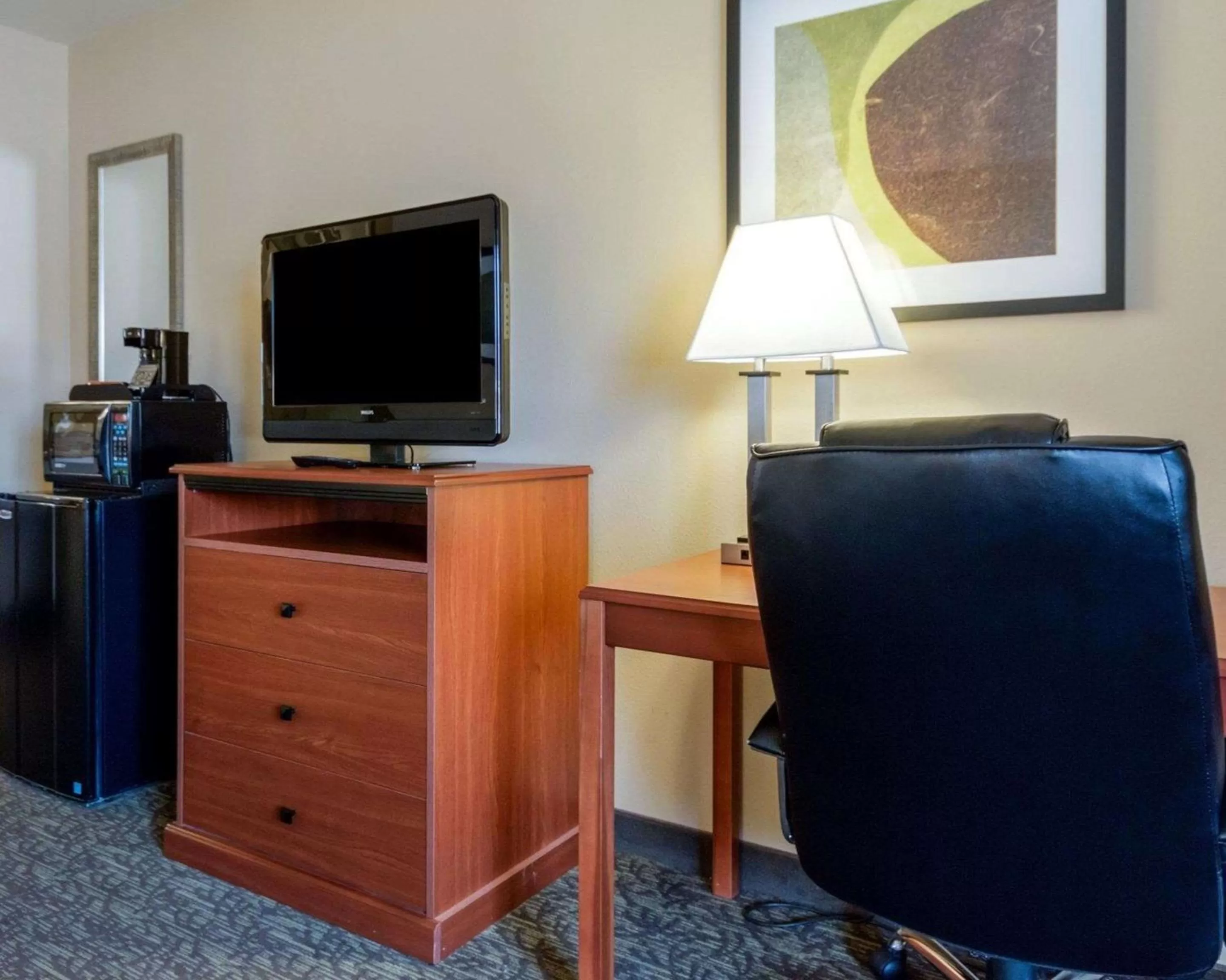 Photo of the whole room, TV/Entertainment Center in Rodeway Inn of Junction