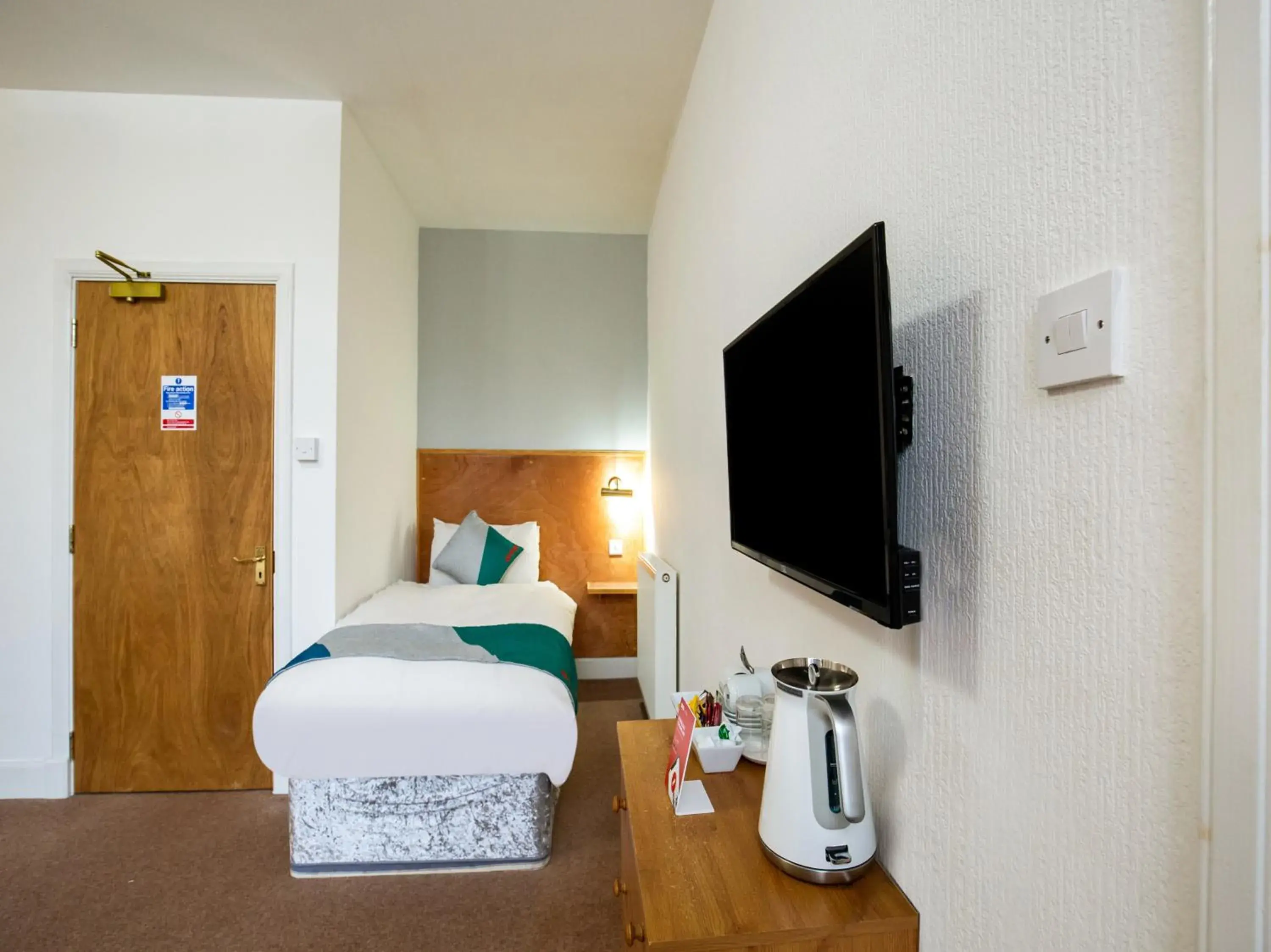 TV and multimedia, Bed in OYO Eastbank Hotel, Speyside Scotland