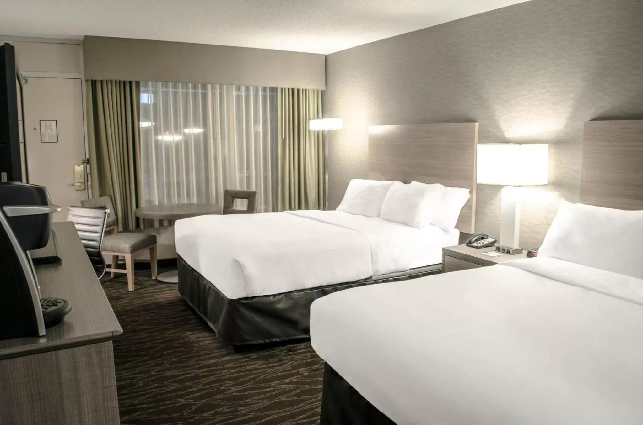 Photo of the whole room, Bed in Holiday Inn Fargo, an IHG Hotel