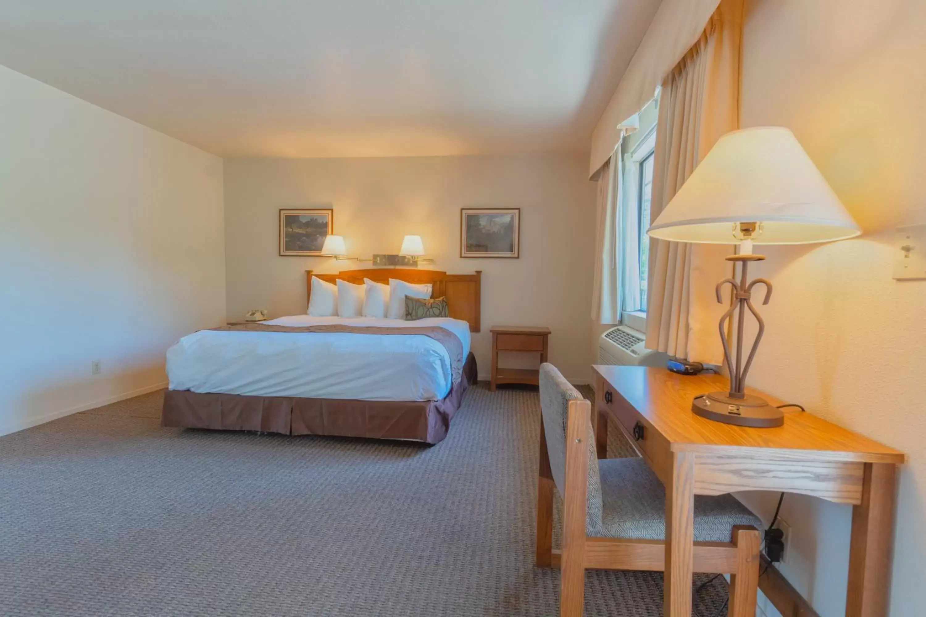 Bathroom, Bed in Mariposa Lodge