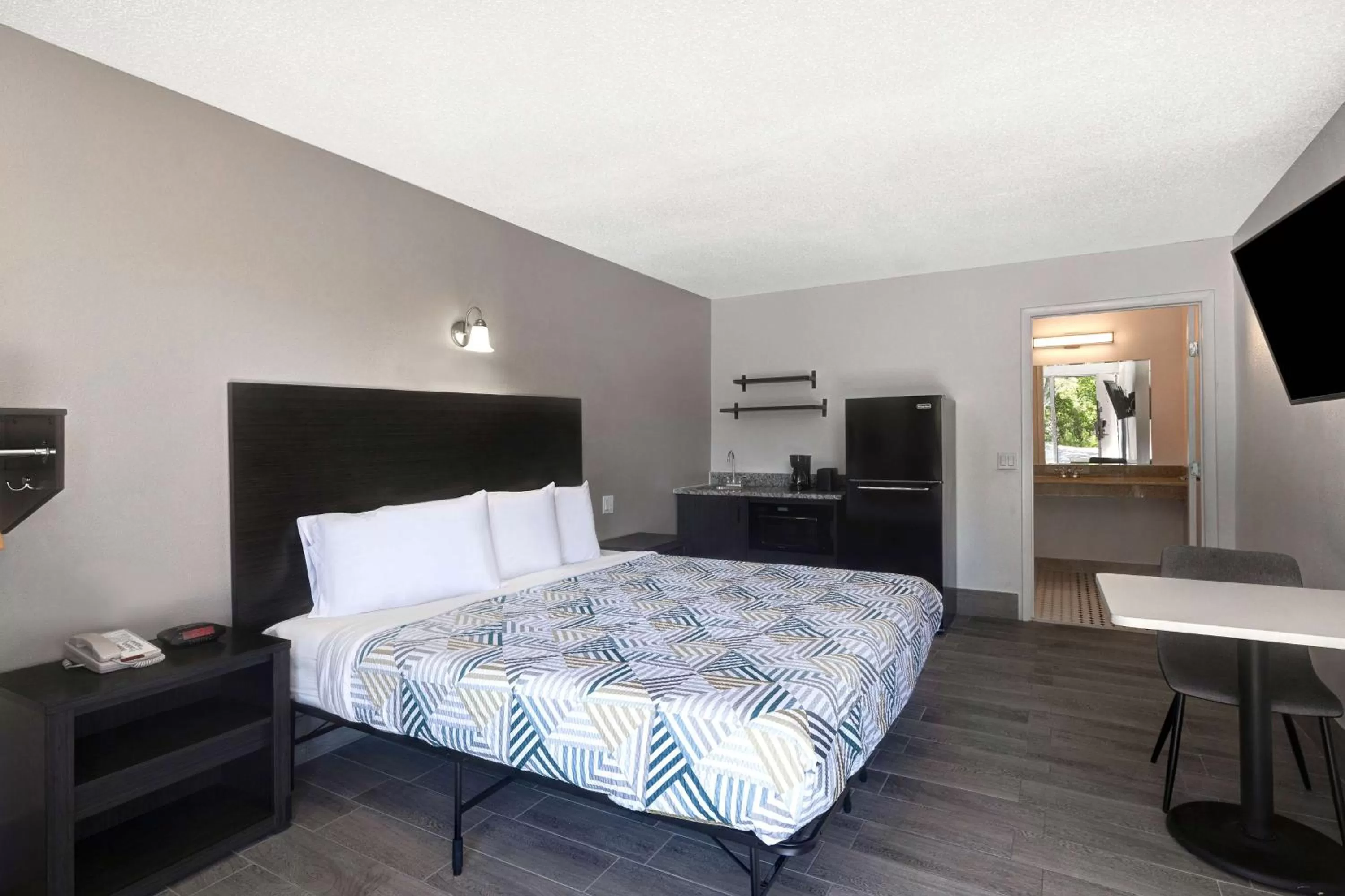 Bedroom, Bed in Crestview Inn