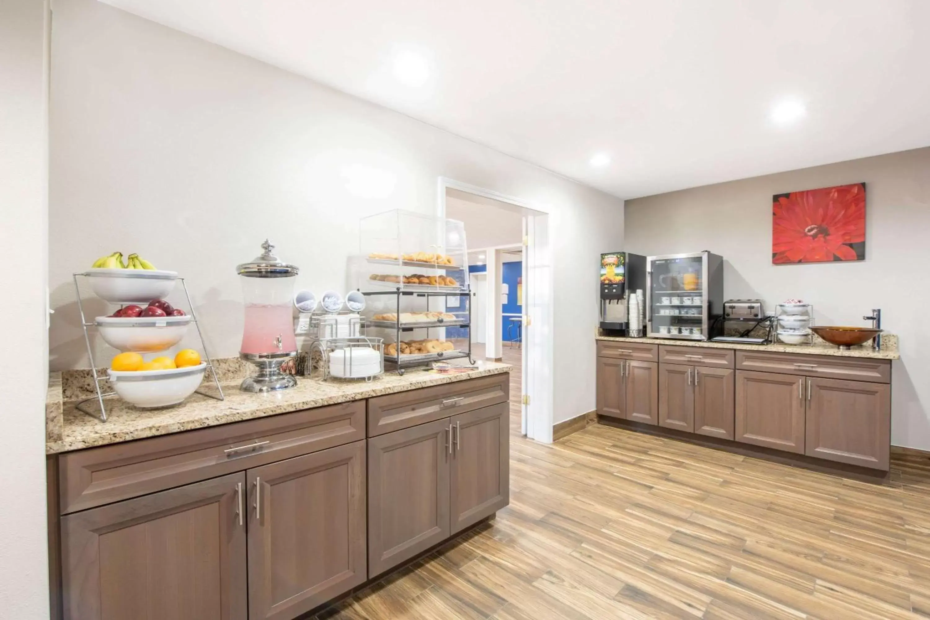 Restaurant/places to eat in Microtel Inn & Suites by Wyndham Springfield Restaurant/places to eat in Microtel Inn & Suites by Wyndham Springfield